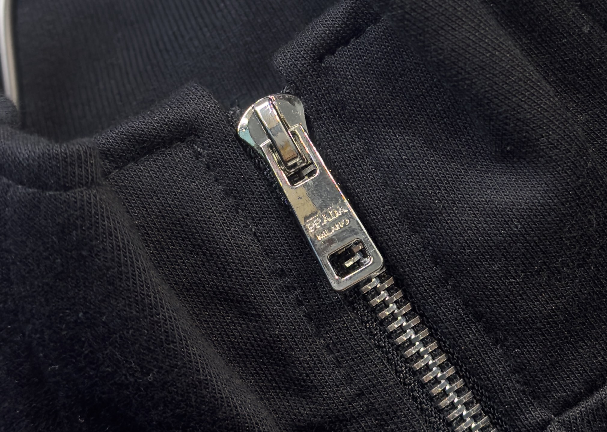 🔥PRADA 普拉达 2026新款男士休闲连帽卫衣外套！休闲帅气 连帽外套更是秋冬衣橱里必不可少的一件，