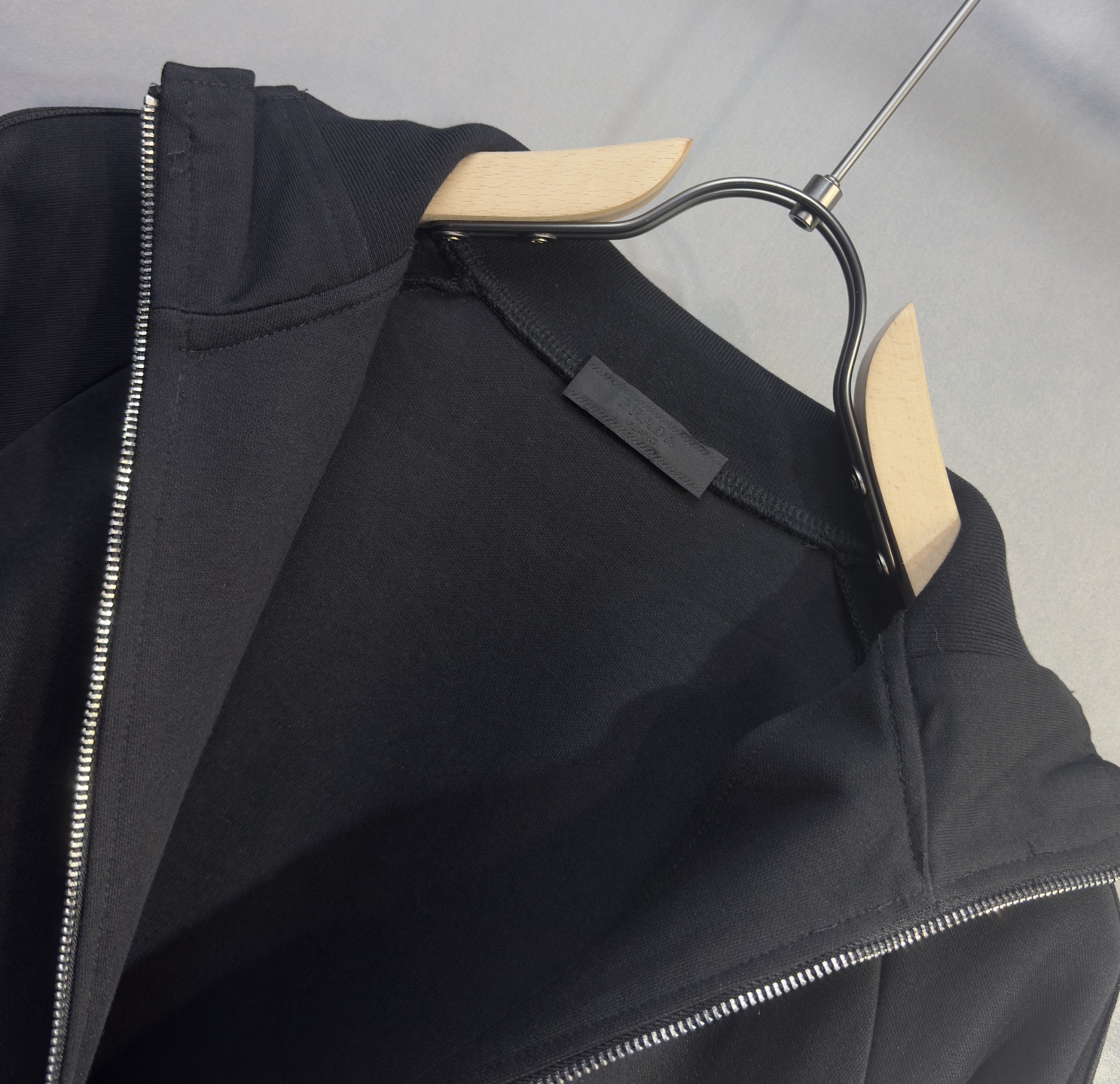 🔥PRADA 普拉达 2026新款男士休闲连帽卫衣外套！休闲帅气 连帽外套更是秋冬衣橱里必不可少的一件，