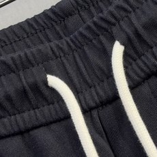 🔥PRADA 普拉达 26年新款休闲裤🔥专柜热销款 品味与价值共享 身穿着非常舒适 低调不失奢华 穿出去 🔥PRADA 普拉达 26年新款休闲裤🔥专柜热销款 品味与价值共享 身穿着非常舒适 低调不失奢华 穿出去