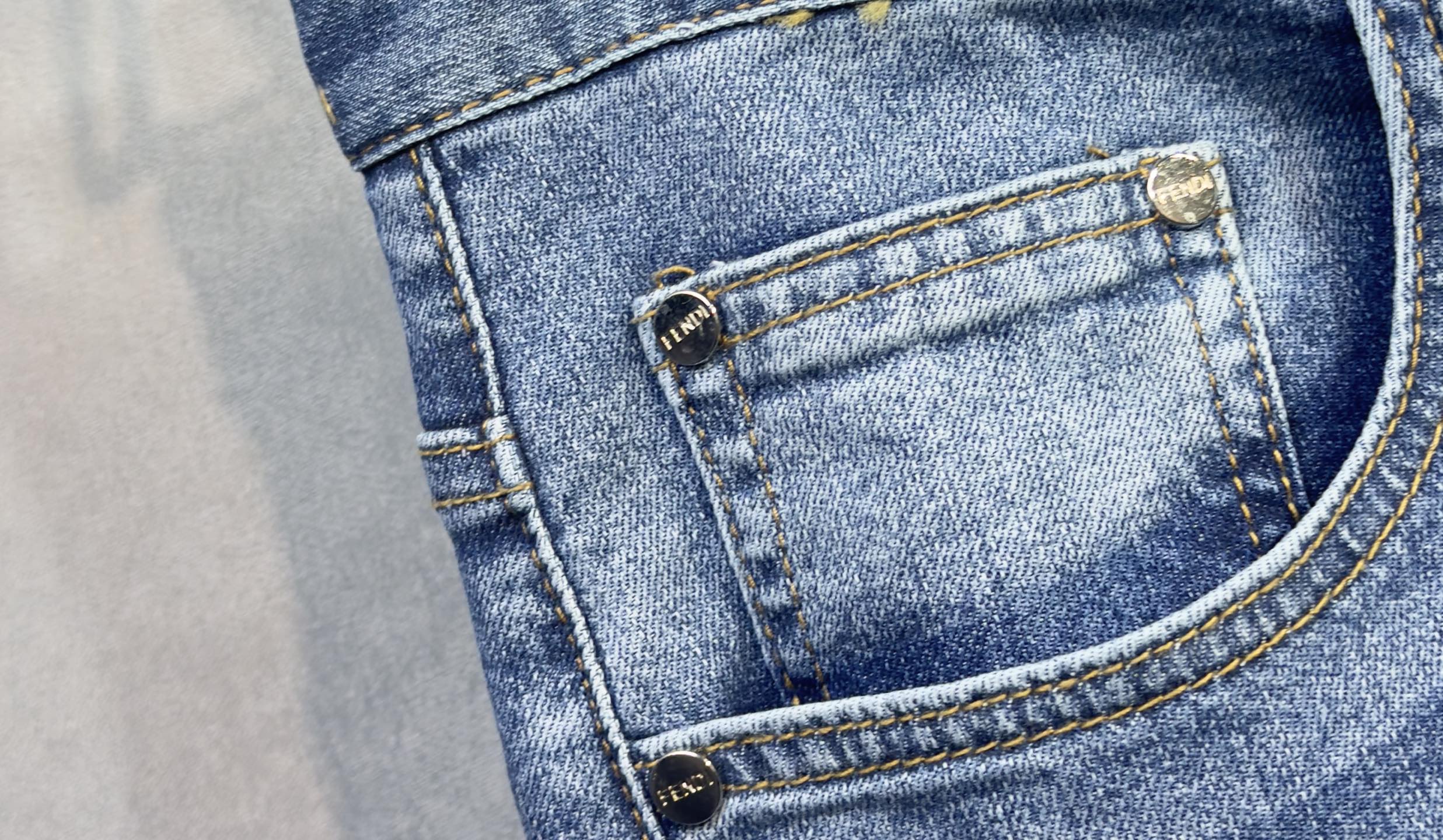 🔥FENDI 芬迪春夏新品牛仔裤🔥出入专卖店无压力 专柜热销款 品味与价值共享 身穿着非常舒适 低调不失