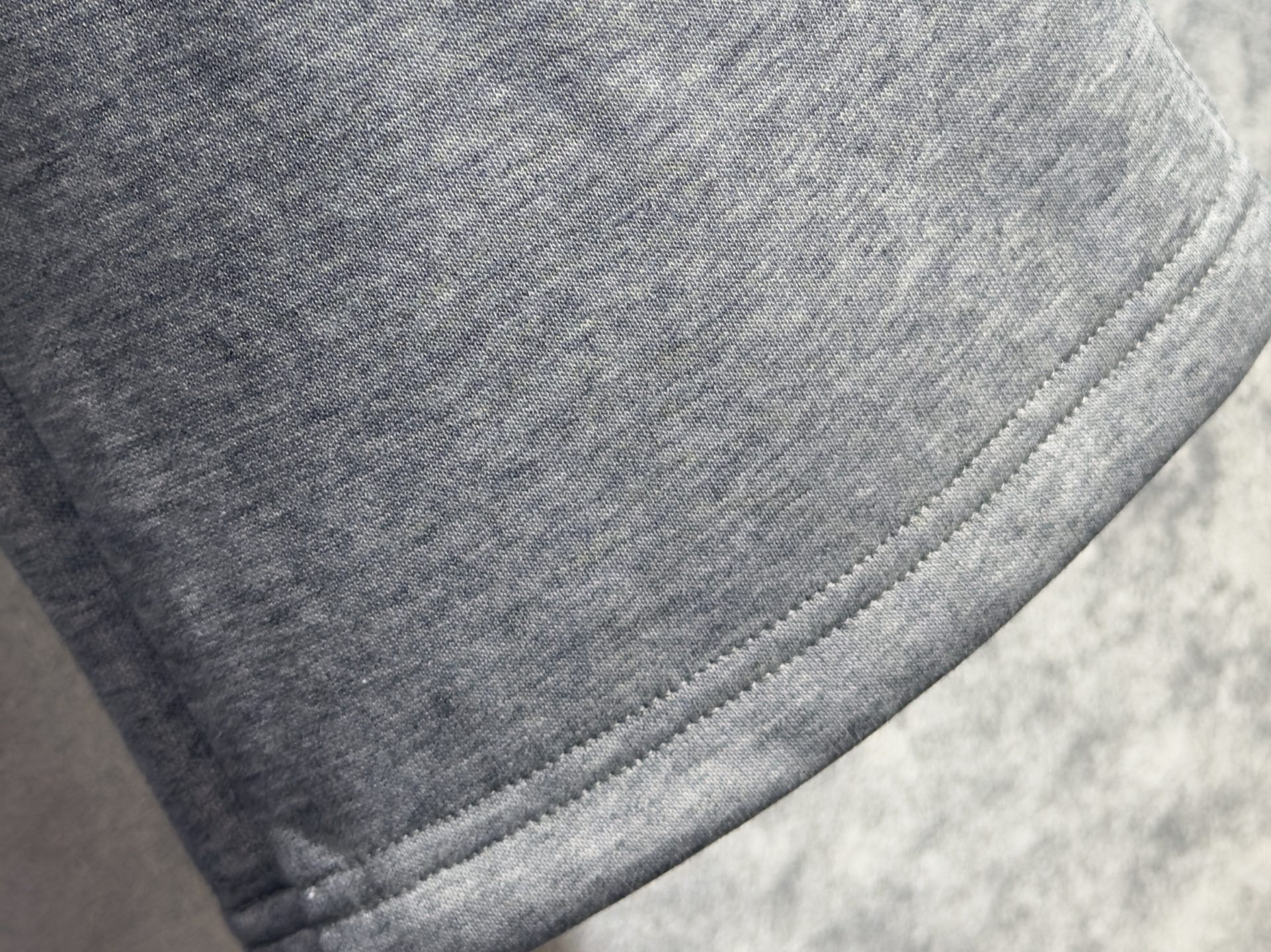 🔥PRADA 普拉达 2026早春新款休闲裤 宽松有度可修饰各种腿型 工装口袋休闲风 简约而不简单 经典