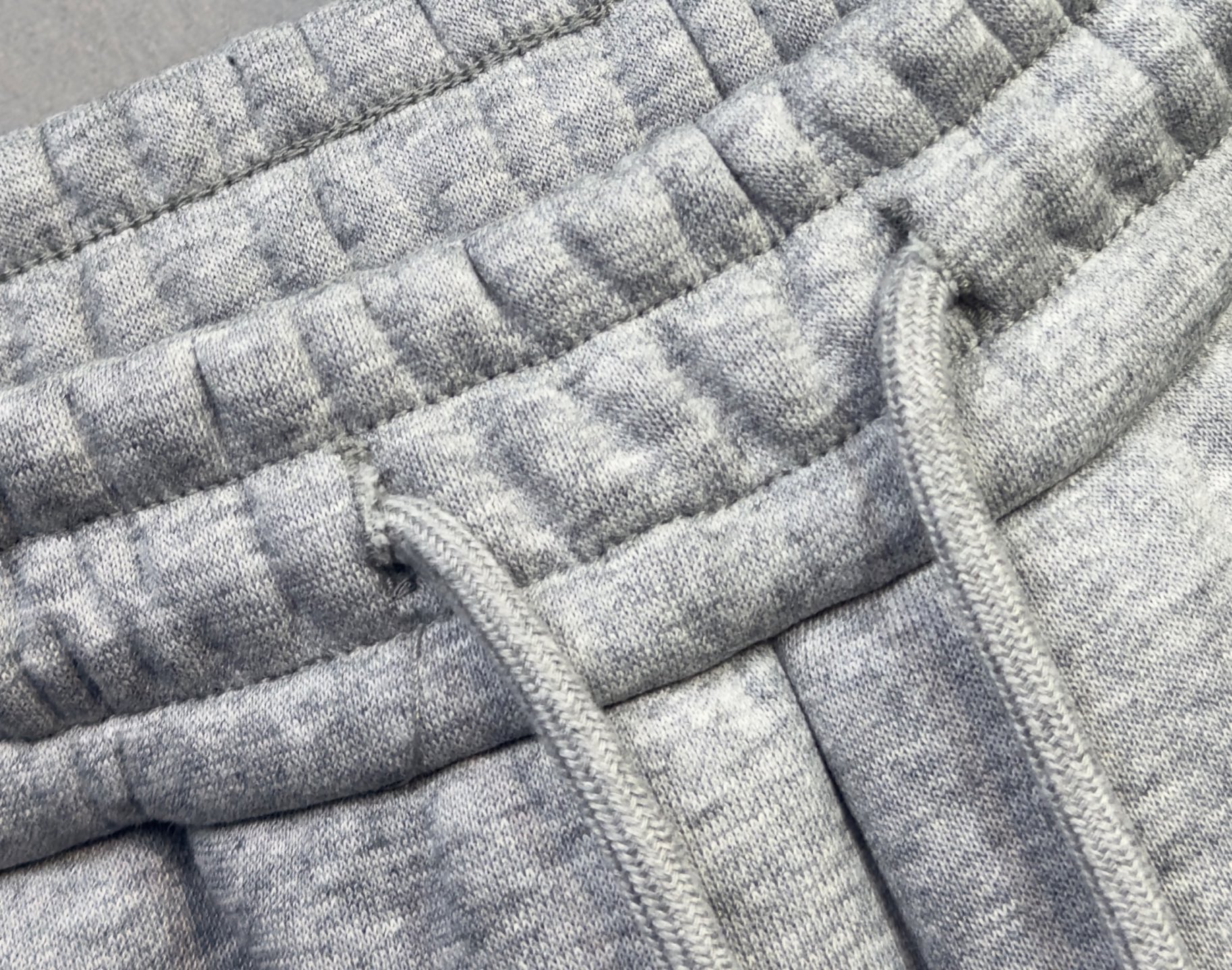 🔥PRADA 普拉达 2026早春新款休闲裤 宽松有度可修饰各种腿型 工装口袋休闲风 简约而不简单 经典