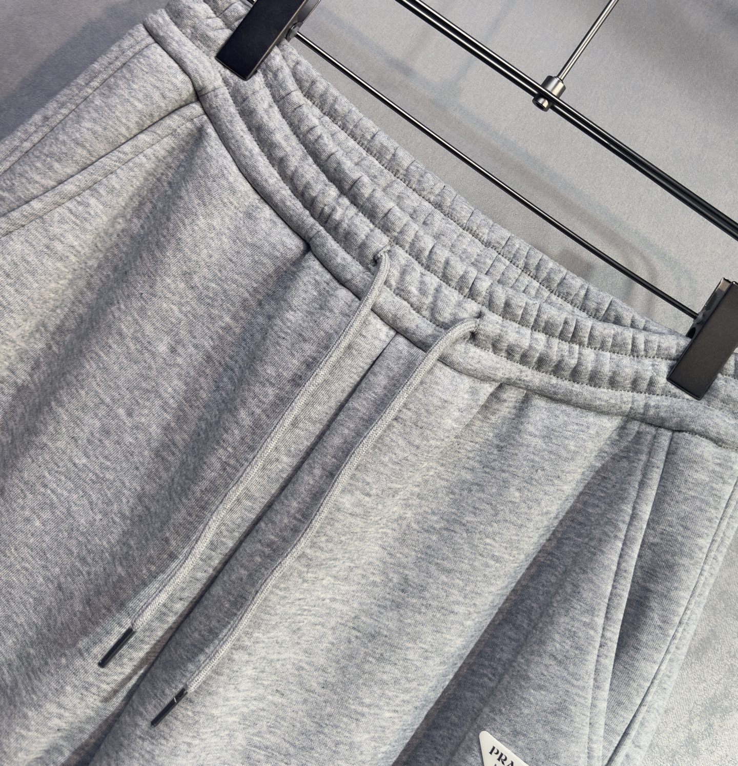 🔥PRADA 普拉达 2026早春新款休闲裤 宽松有度可修饰各种腿型 工装口袋休闲风 简约而不简单 经典