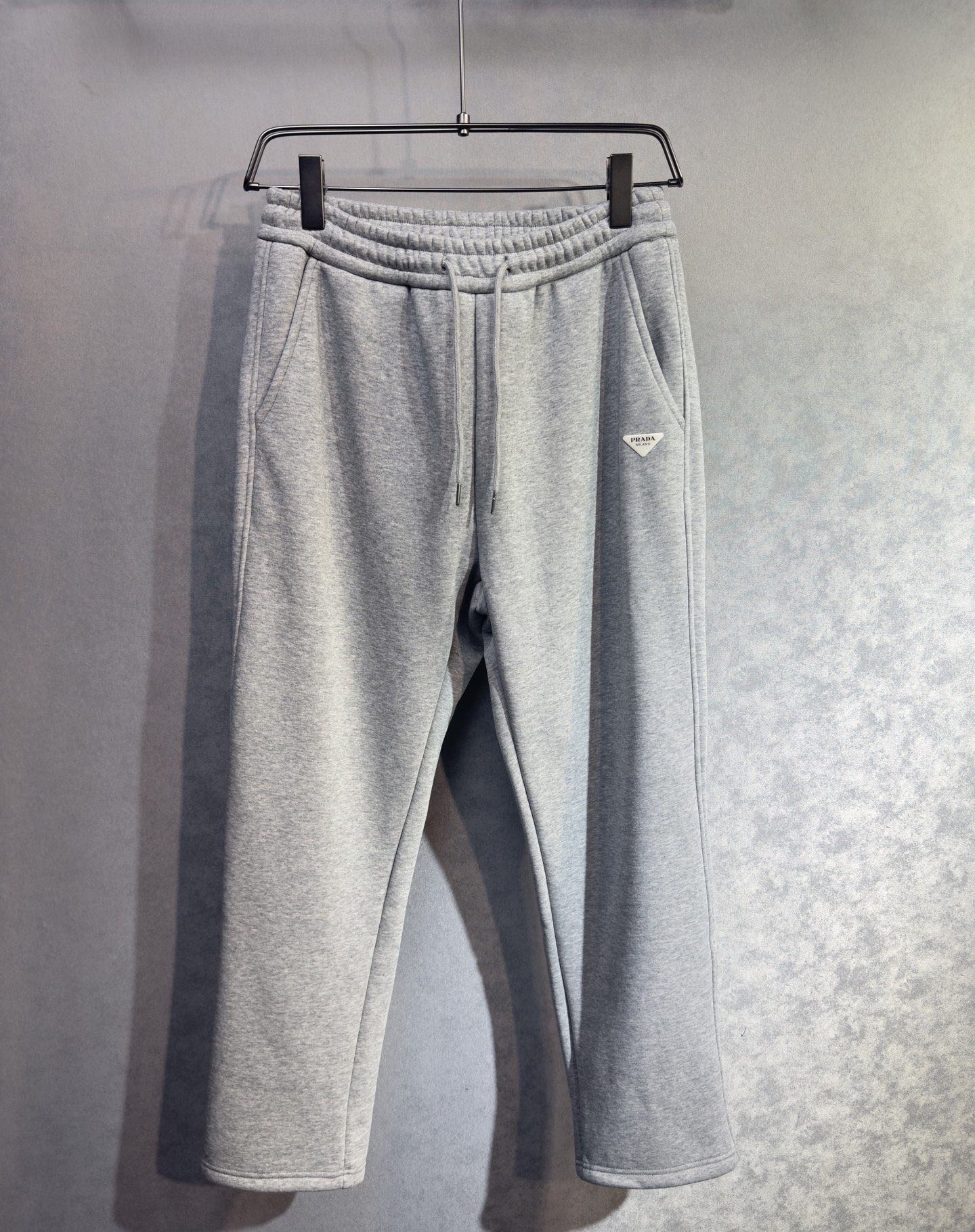 🔥PRADA 普拉达 2026早春新款休闲裤 宽松有度可修饰各种腿型 工装口袋休闲风 简约而不简单 经典