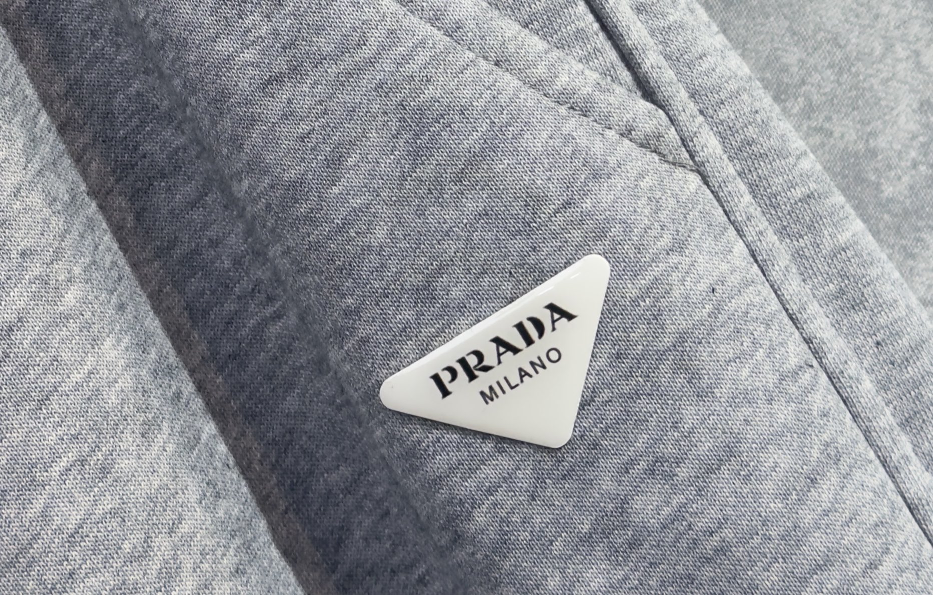 🔥PRADA 普拉达 2026早春新款休闲裤 宽松有度可修饰各种腿型 工装口袋休闲风 简约而不简单 经典