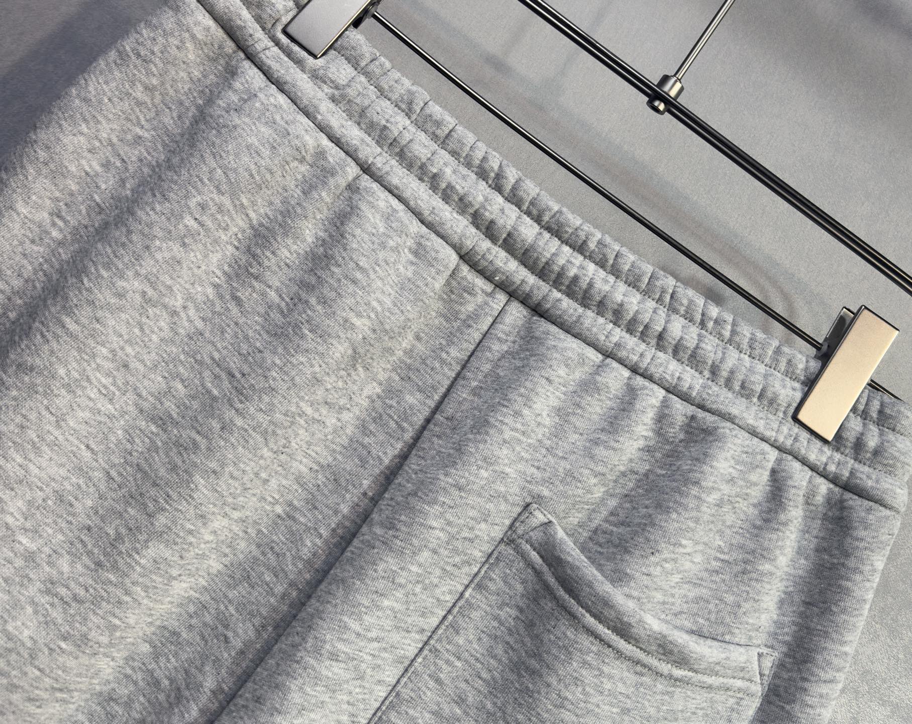 🔥PRADA 普拉达 2026早春新款休闲裤 宽松有度可修饰各种腿型 工装口袋休闲风 简约而不简单 经典