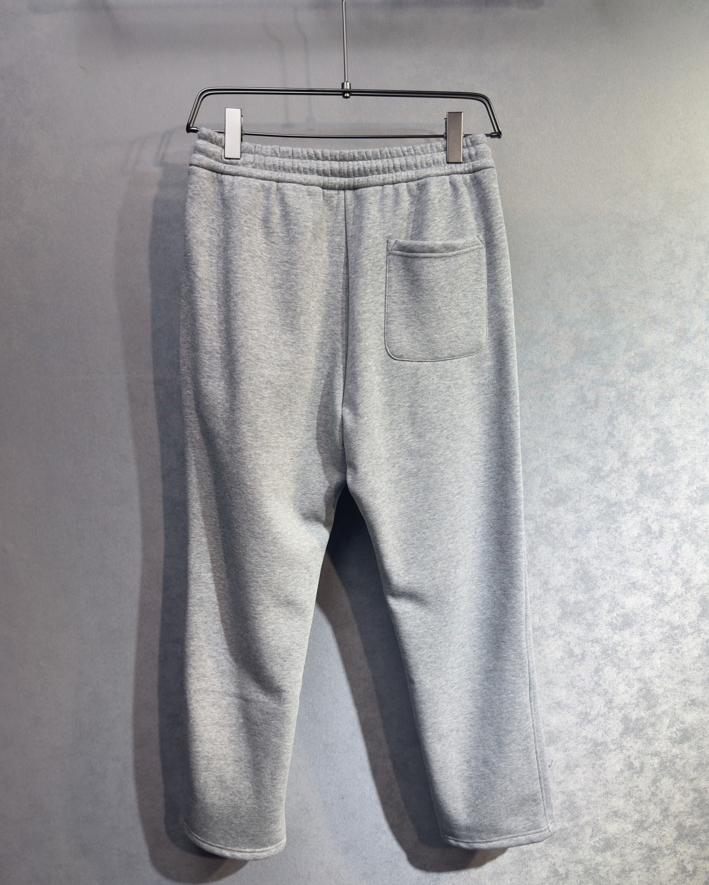 🔥PRADA 普拉达 2026早春新款休闲裤 宽松有度可修饰各种腿型 工装口袋休闲风 简约而不简单 经典