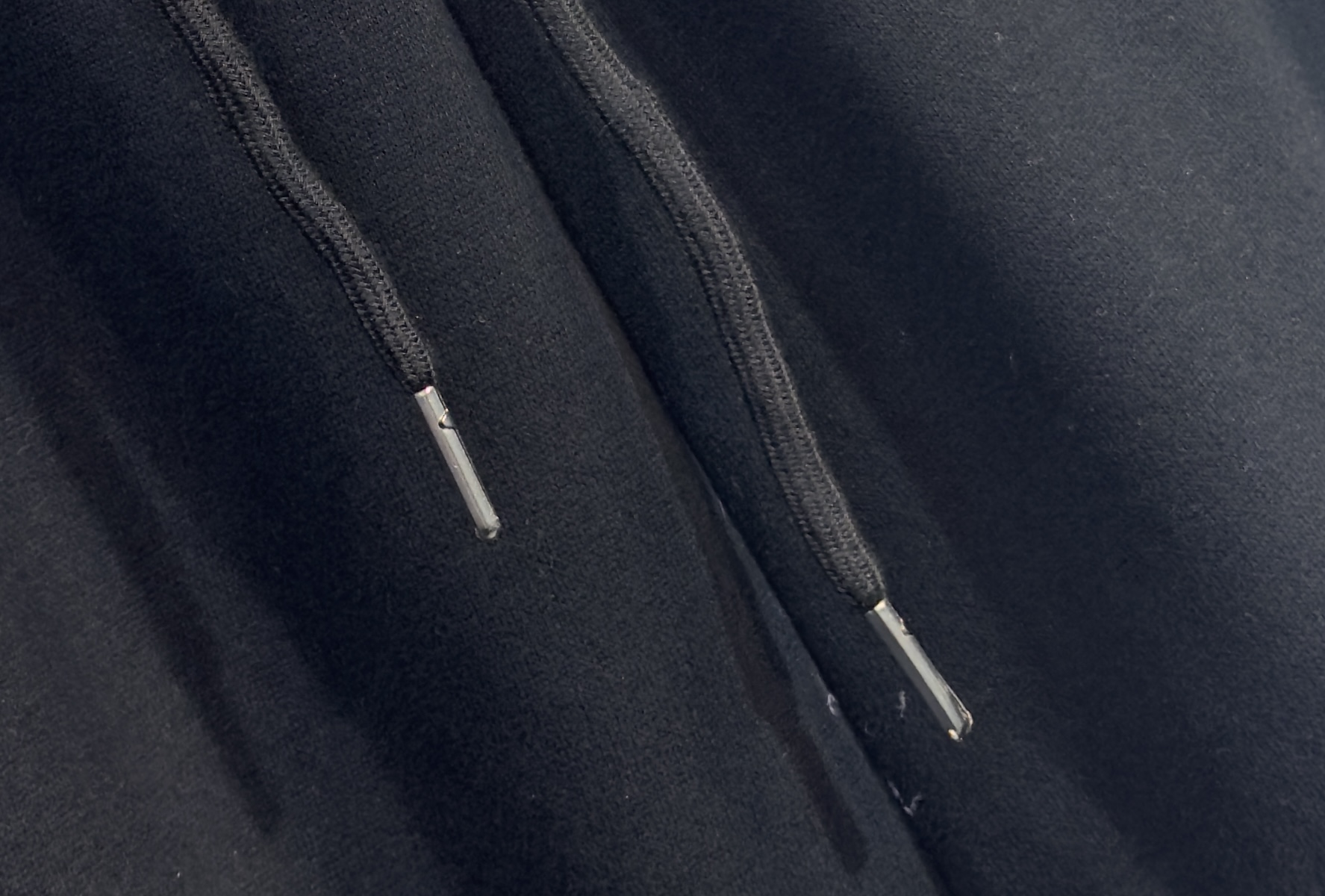 🔥PRADA 普拉达 2026早春新款休闲裤 宽松有度可修饰各种腿型 工装口袋休闲风 简约而不简单 经典