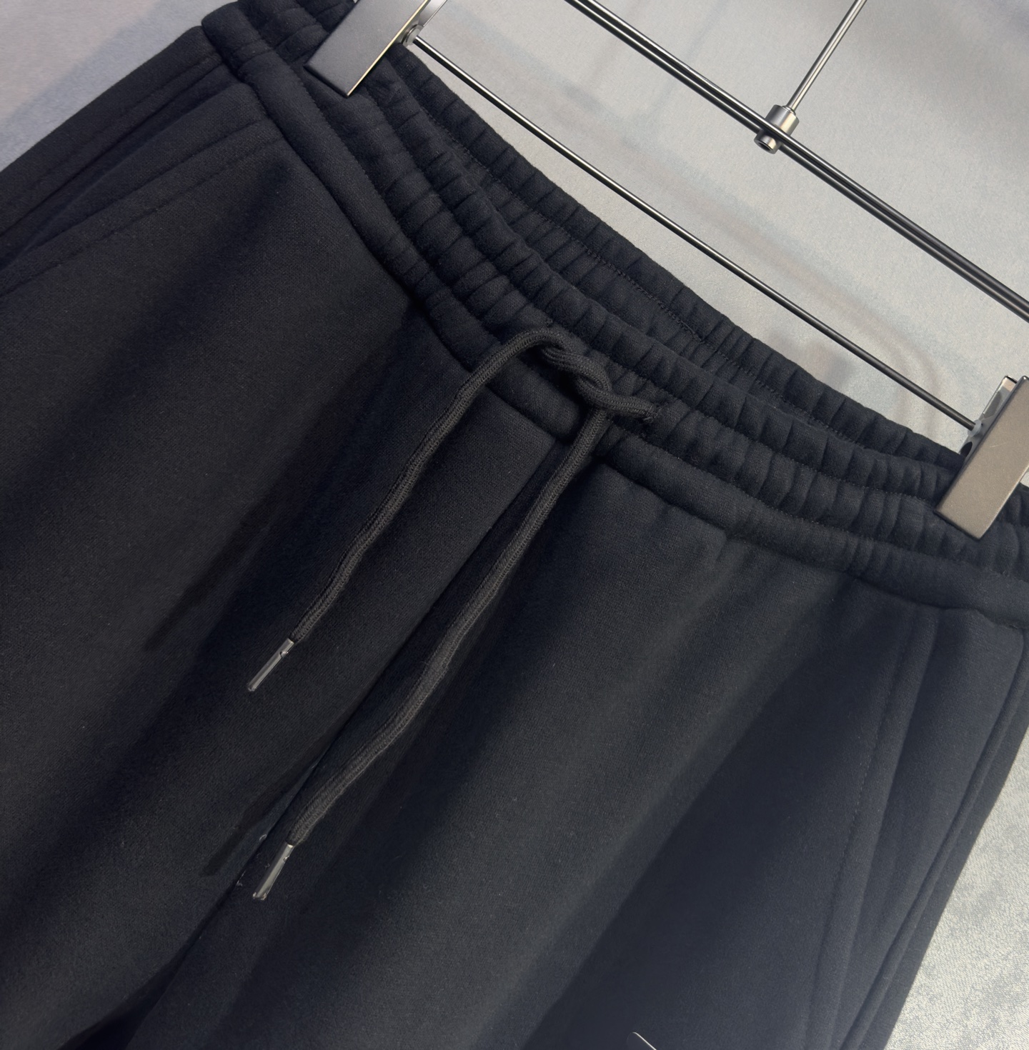 🔥PRADA 普拉达 2026早春新款休闲裤 宽松有度可修饰各种腿型 工装口袋休闲风 简约而不简单 经典