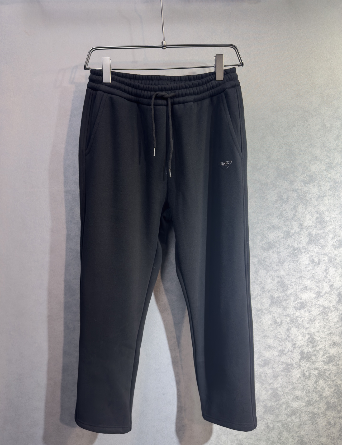 🔥PRADA 普拉达 2026早春新款休闲裤 宽松有度可修饰各种腿型 工装口袋休闲风 简约而不简单 经典