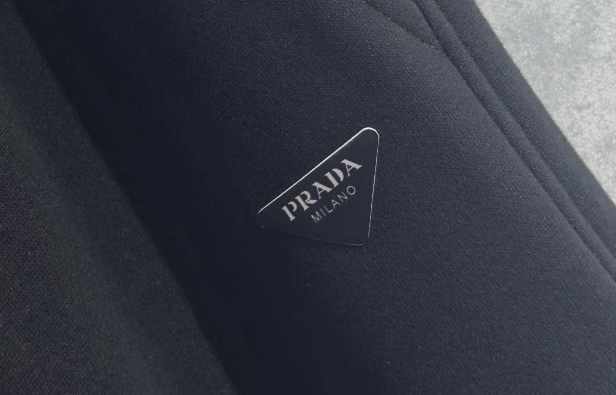 🔥PRADA 普拉达 2026早春新款休闲裤 宽松有度可修饰各种腿型 工装口袋休闲风 简约而不简单 经典