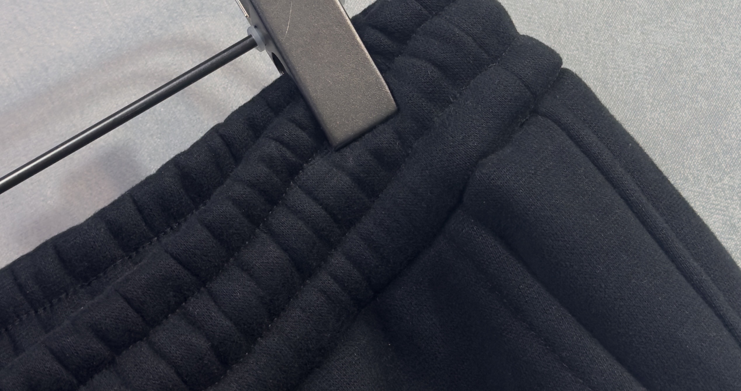 🔥PRADA 普拉达 2026早春新款休闲裤 宽松有度可修饰各种腿型 工装口袋休闲风 简约而不简单 经典