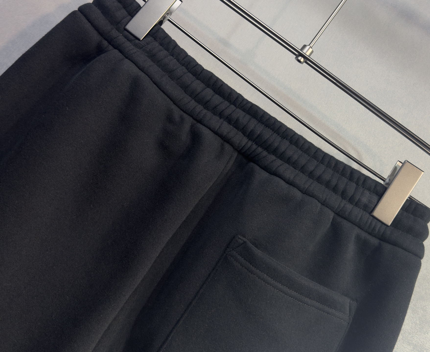 🔥PRADA 普拉达 2026早春新款休闲裤 宽松有度可修饰各种腿型 工装口袋休闲风 简约而不简单 经典