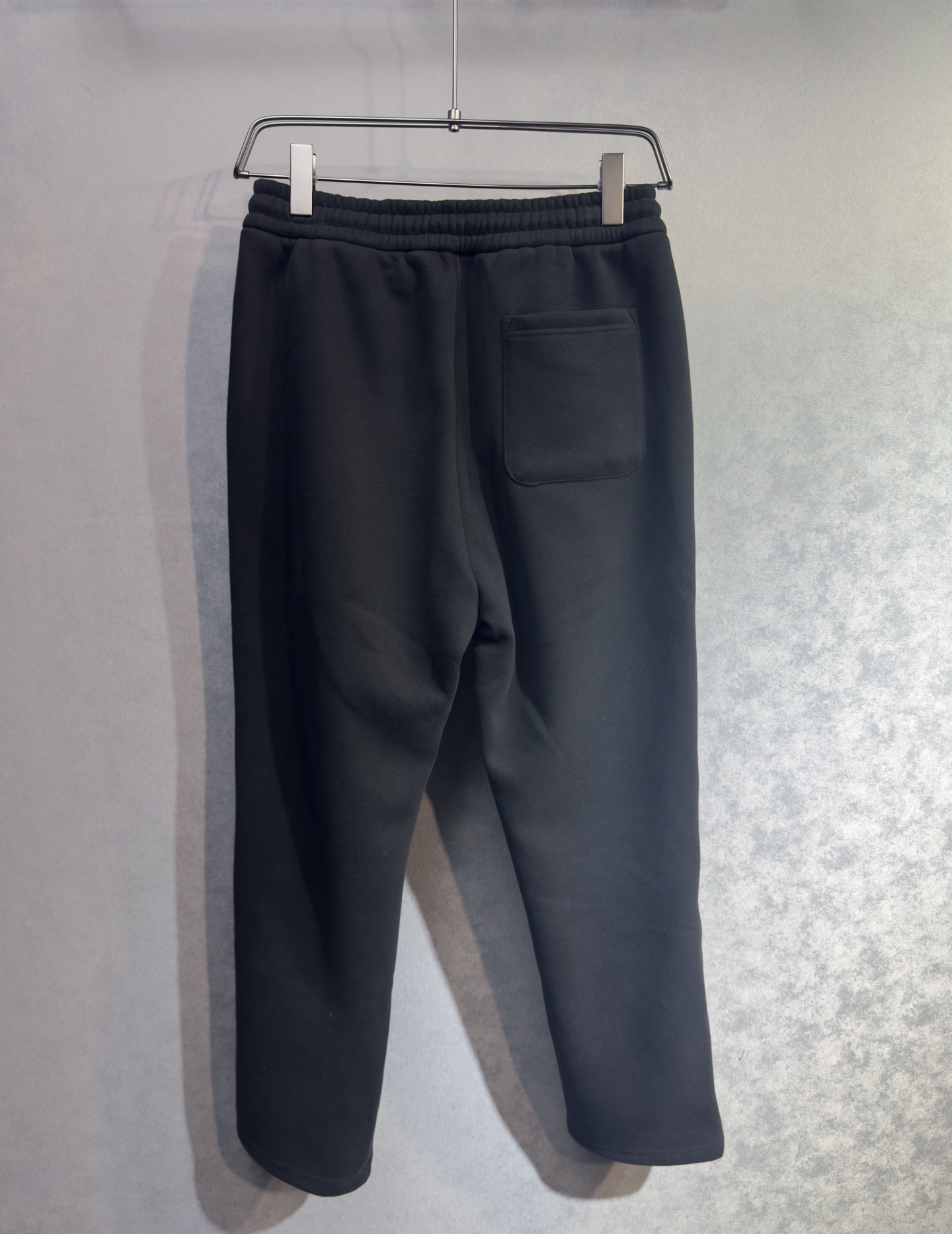 🔥PRADA 普拉达 2026早春新款休闲裤 宽松有度可修饰各种腿型 工装口袋休闲风 简约而不简单 经典