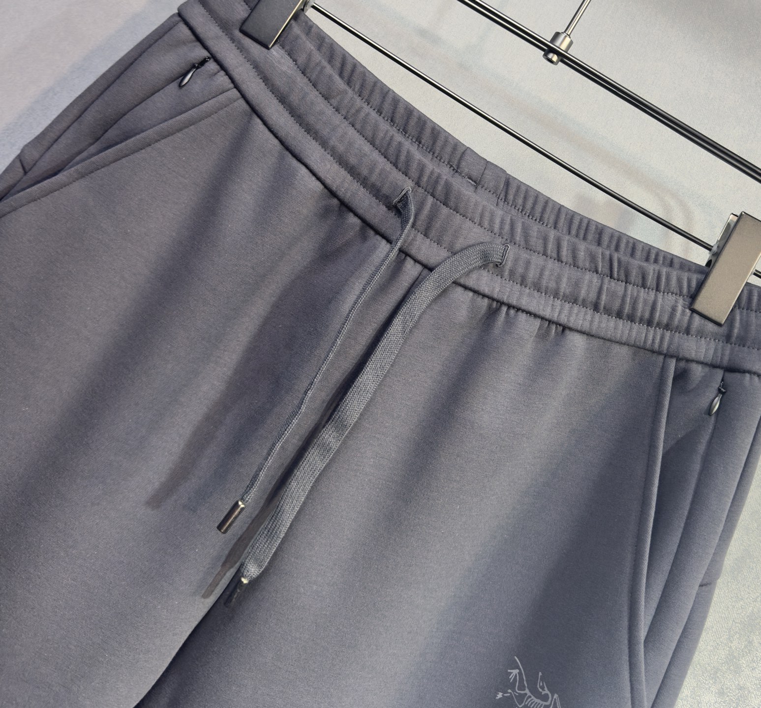 🔥 始祖鸟 2026早春新款休闲裤 宽松有度可修饰各种腿型 工装口袋休闲风 简约而不简单 经典又不失时尚