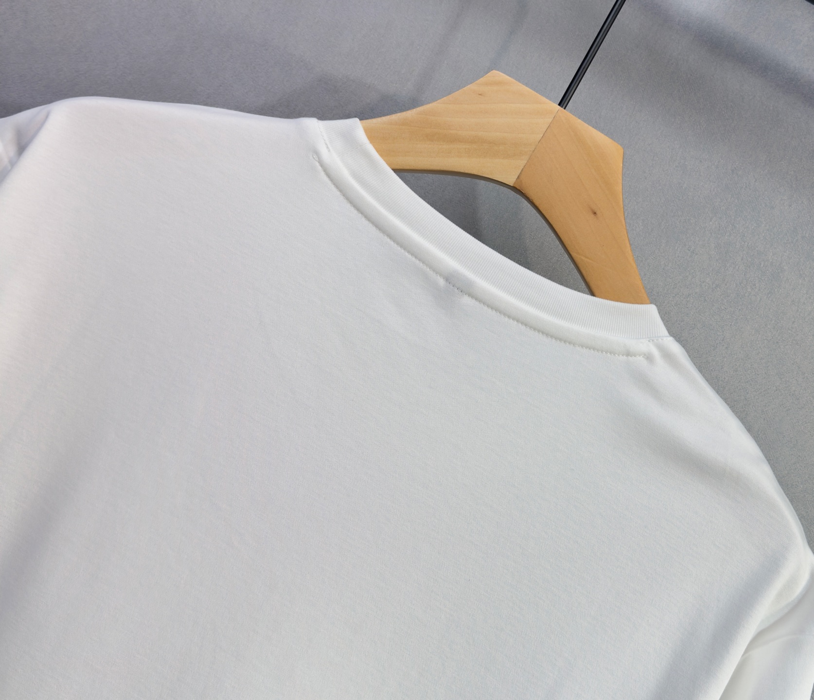 🔥🔥PRADA 普拉达 高端定制 2026早春独家专供新款原单短袖T恤 高端版本 采用天丝丝光棉面料 时