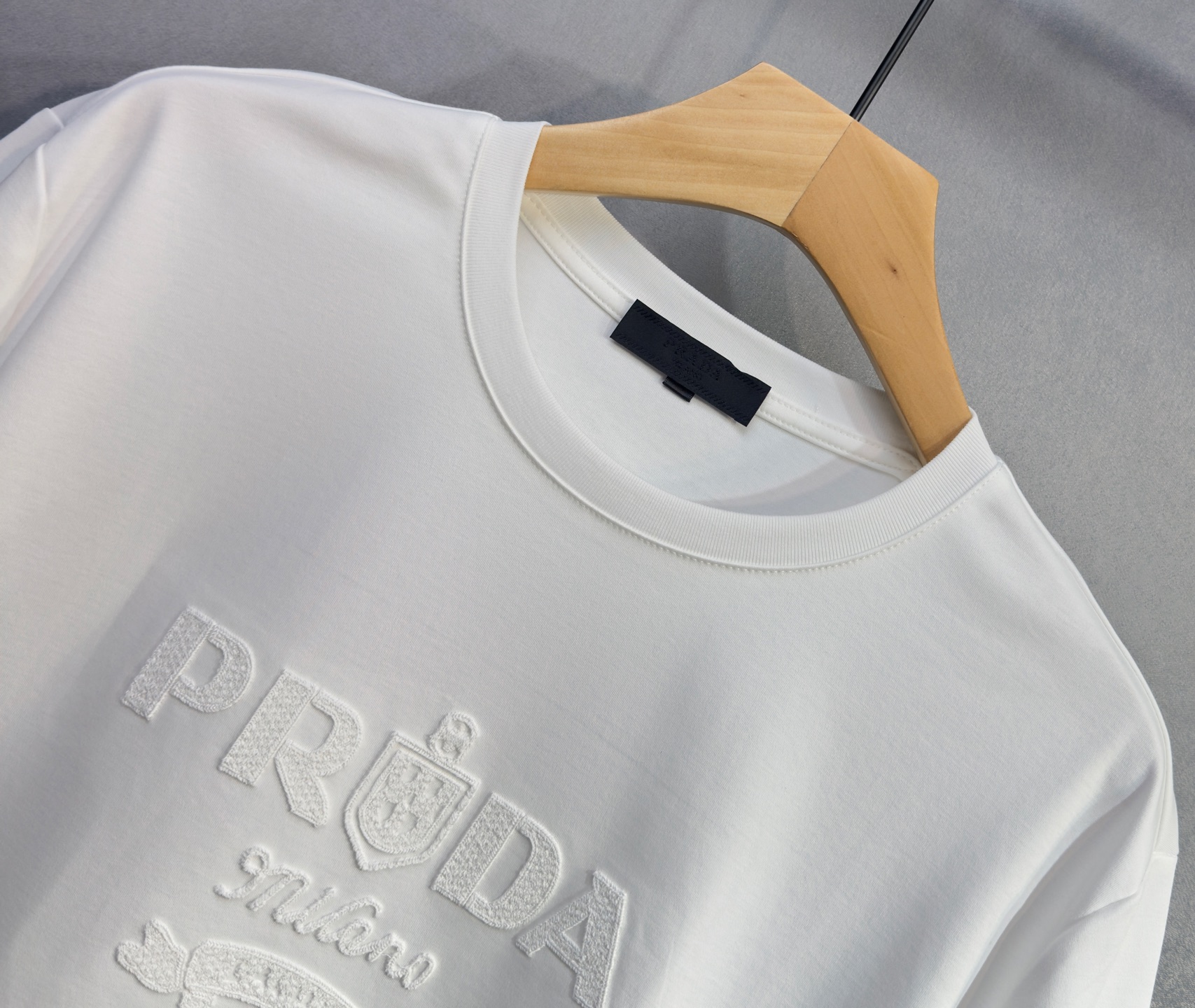 🔥🔥PRADA 普拉达 高端定制 2026早春独家专供新款原单短袖T恤 高端版本 采用天丝丝光棉面料 时