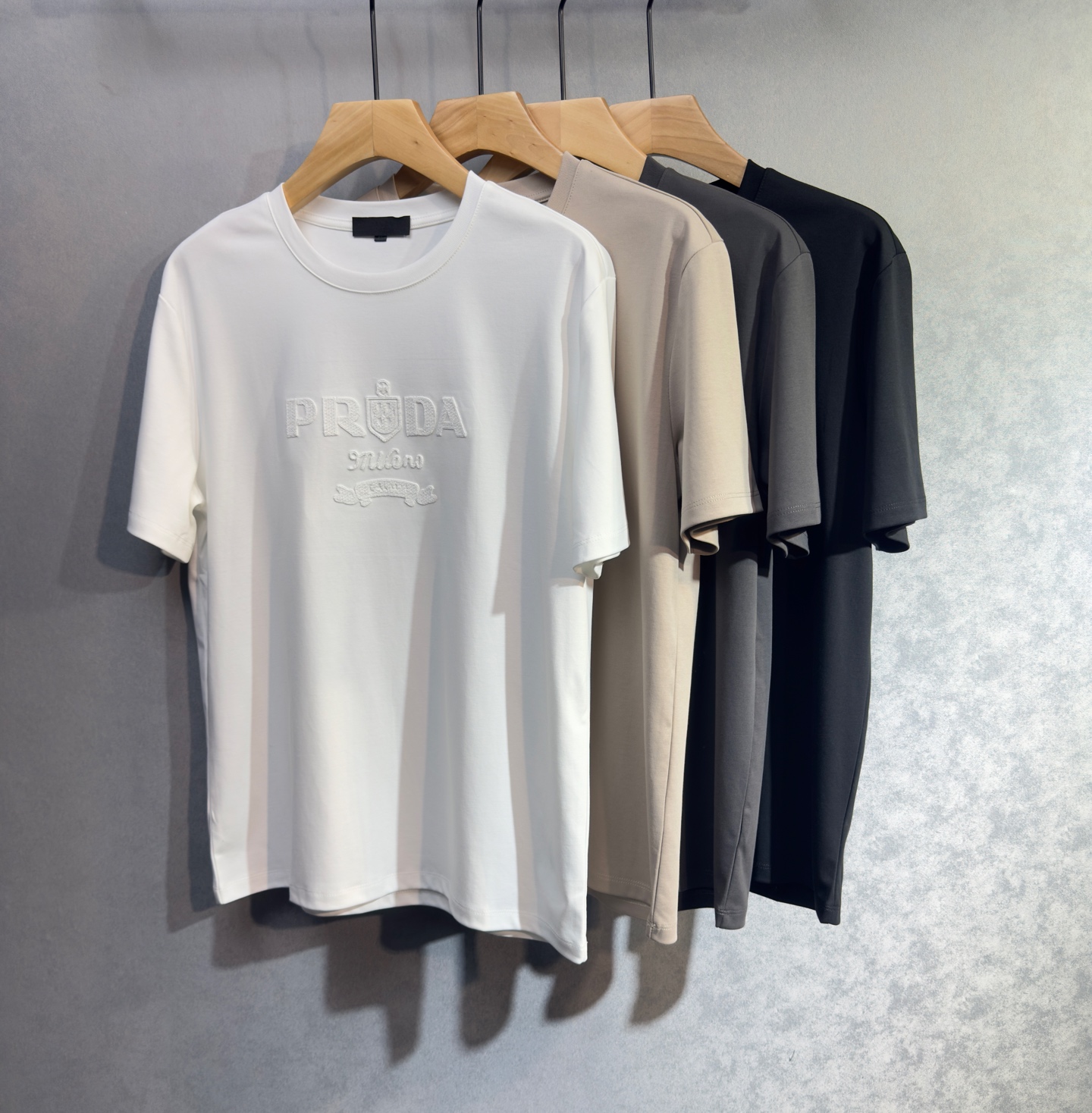 🔥🔥PRADA 普拉达 高端定制 2026早春独家专供新款原单短袖T恤 高端版本 采用天丝丝光棉面料 时