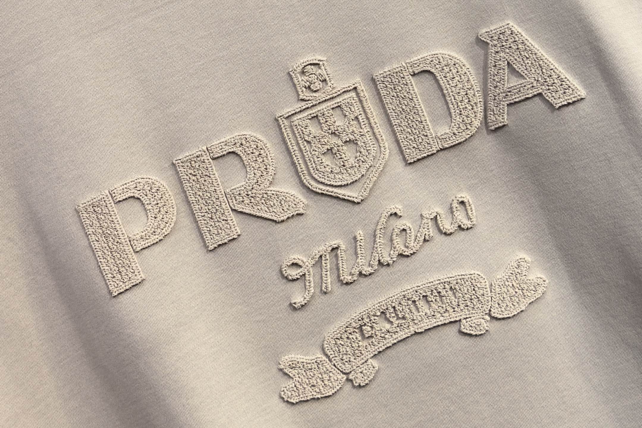 🔥🔥PRADA 普拉达 高端定制 2026早春独家专供新款原单短袖T恤 高端版本 采用天丝丝光棉面料 时