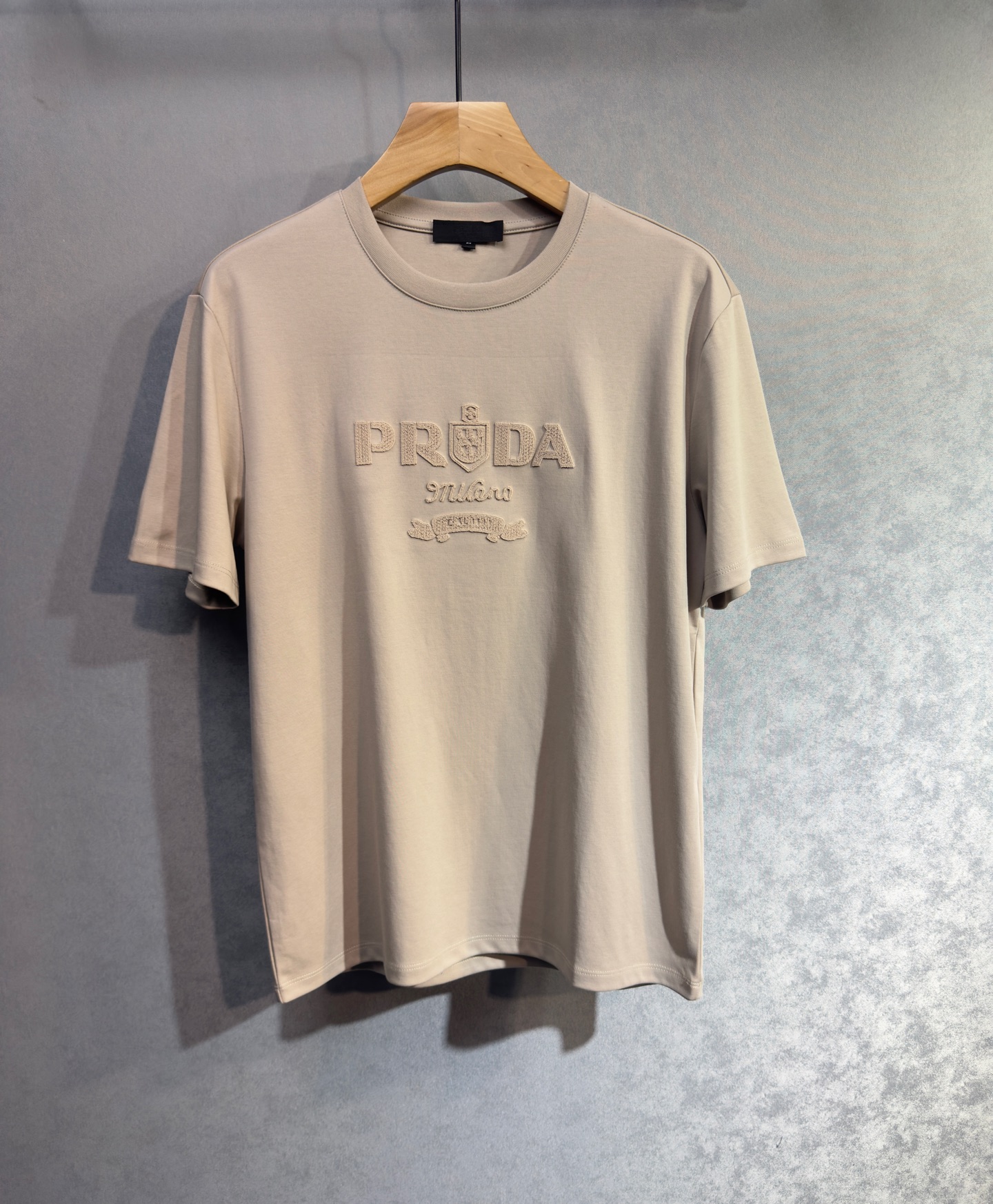 🔥🔥PRADA 普拉达 高端定制 2026早春独家专供新款原单短袖T恤 高端版本 采用天丝丝光棉面料 时