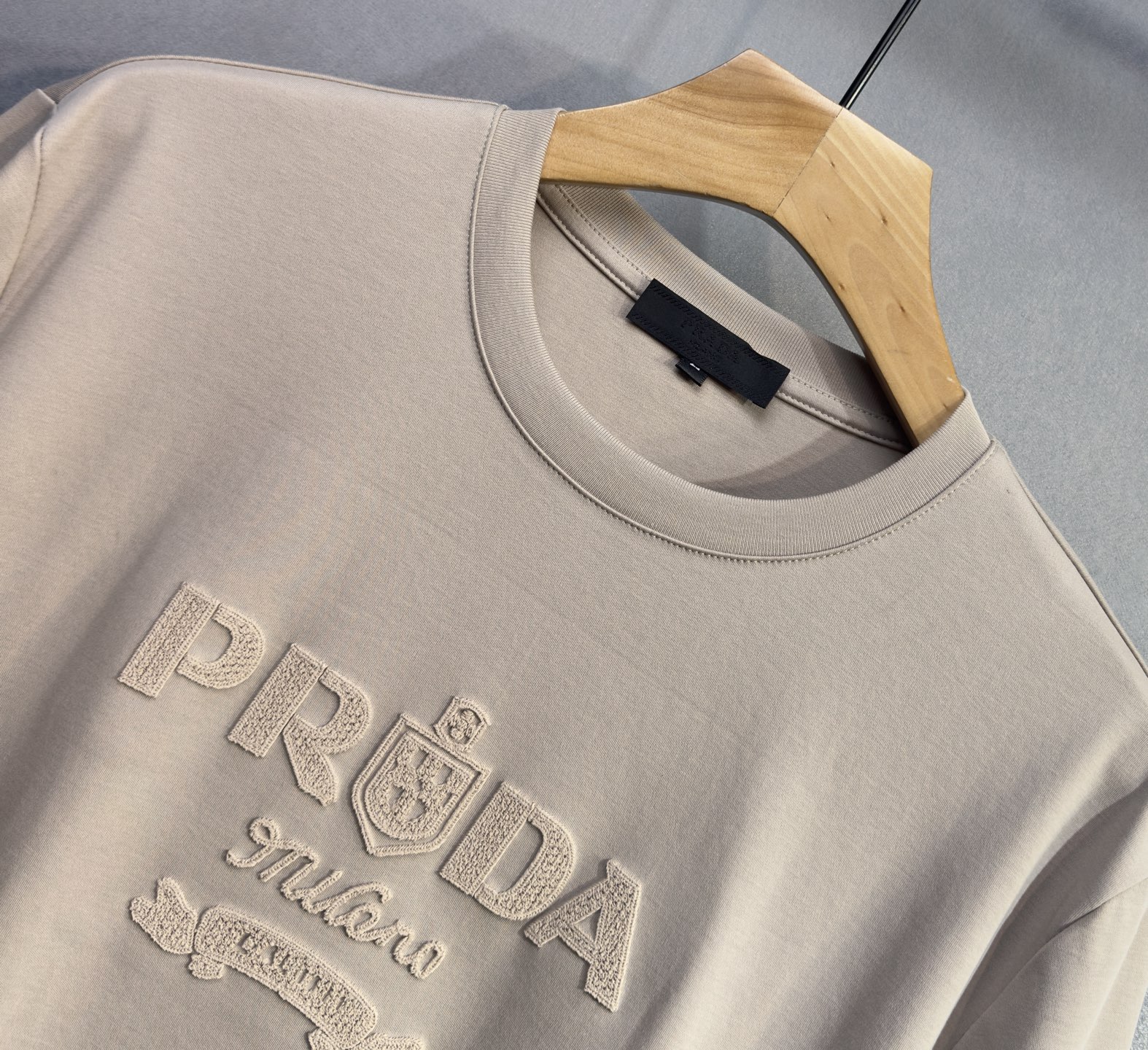 🔥🔥PRADA 普拉达 高端定制 2026早春独家专供新款原单短袖T恤 高端版本 采用天丝丝光棉面料 时