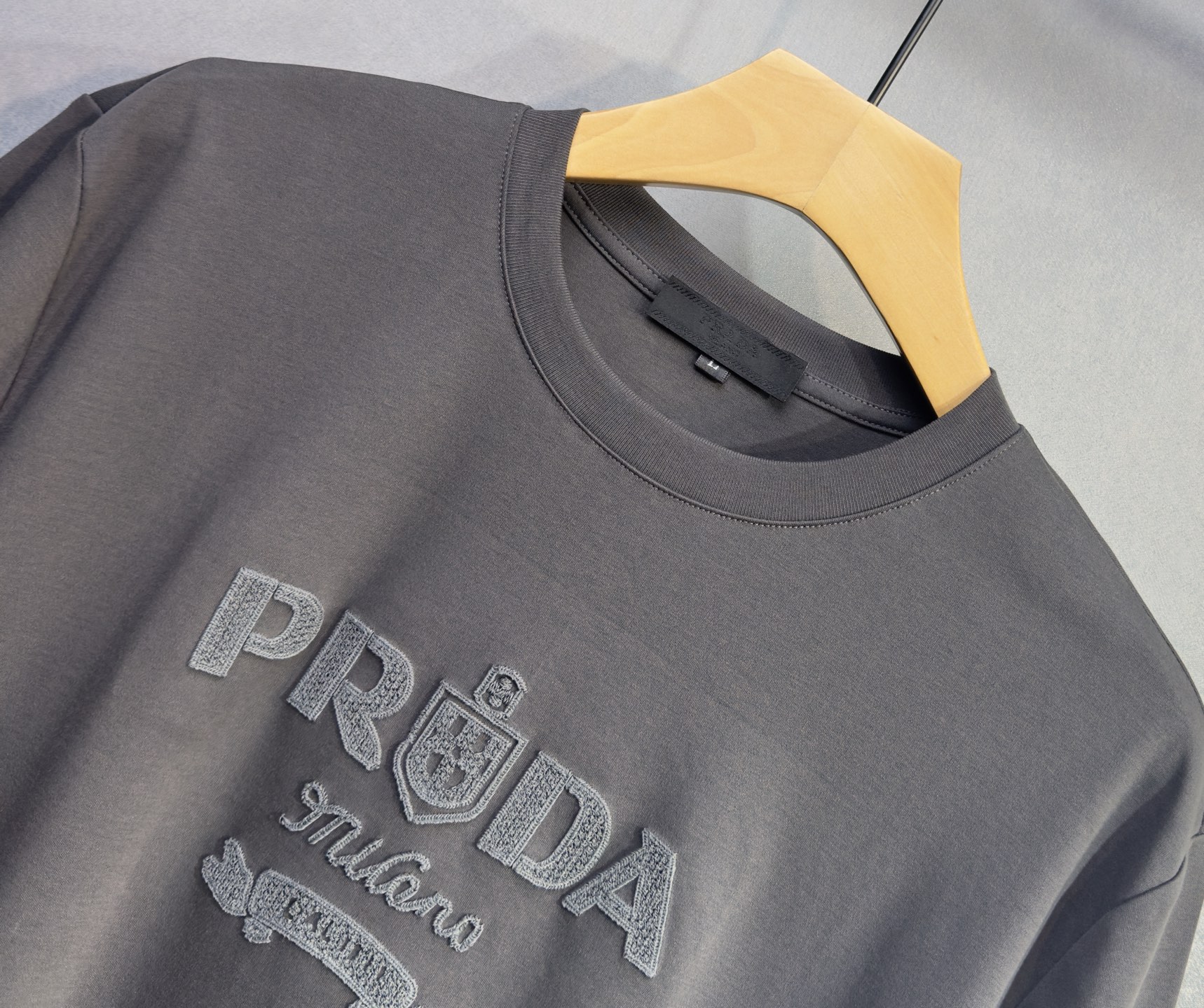 🔥🔥PRADA 普拉达 高端定制 2026早春独家专供新款原单短袖T恤 高端版本 采用天丝丝光棉面料 时