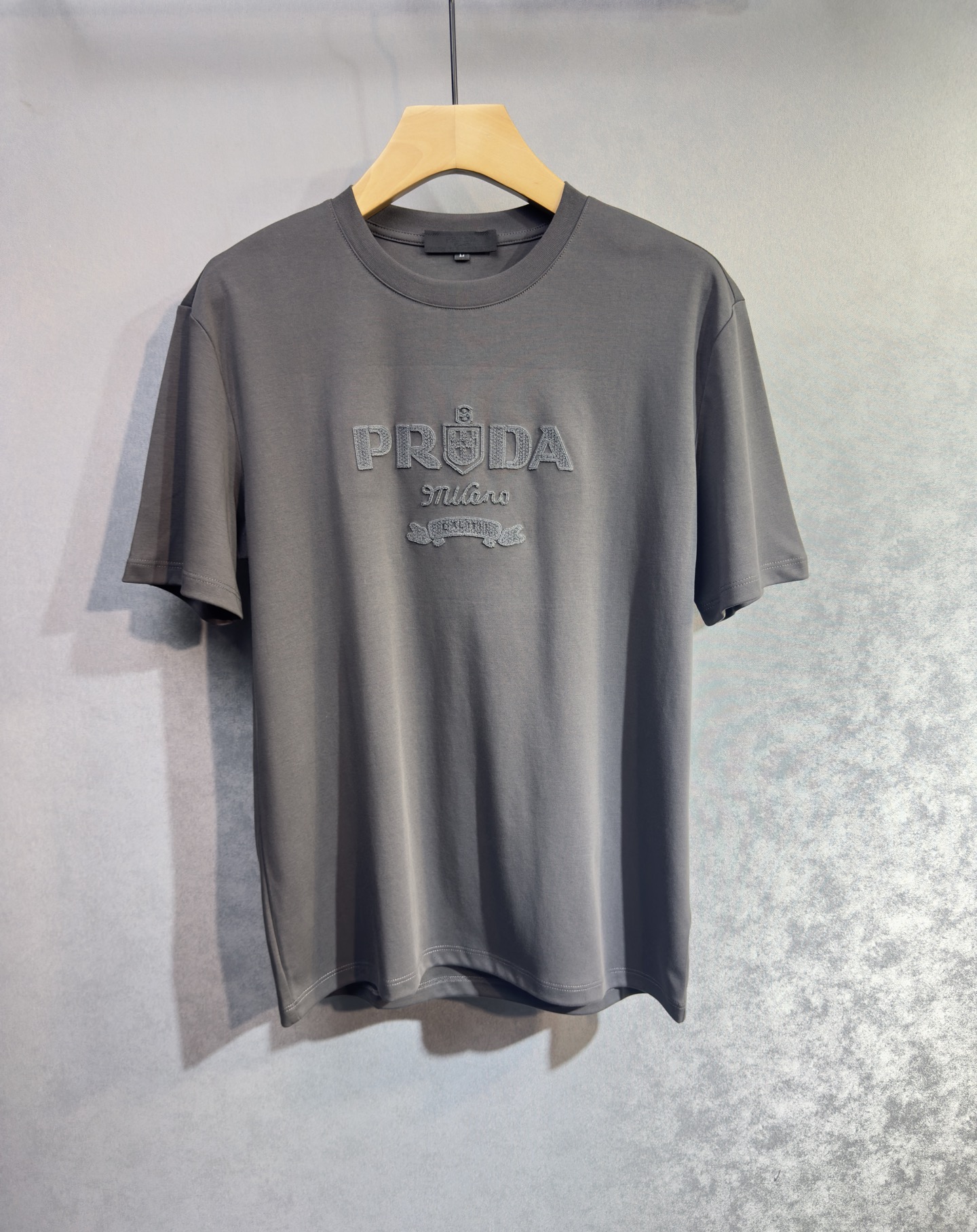 🔥🔥PRADA 普拉达 高端定制 2026早春独家专供新款原单短袖T恤 高端版本 采用天丝丝光棉面料 时