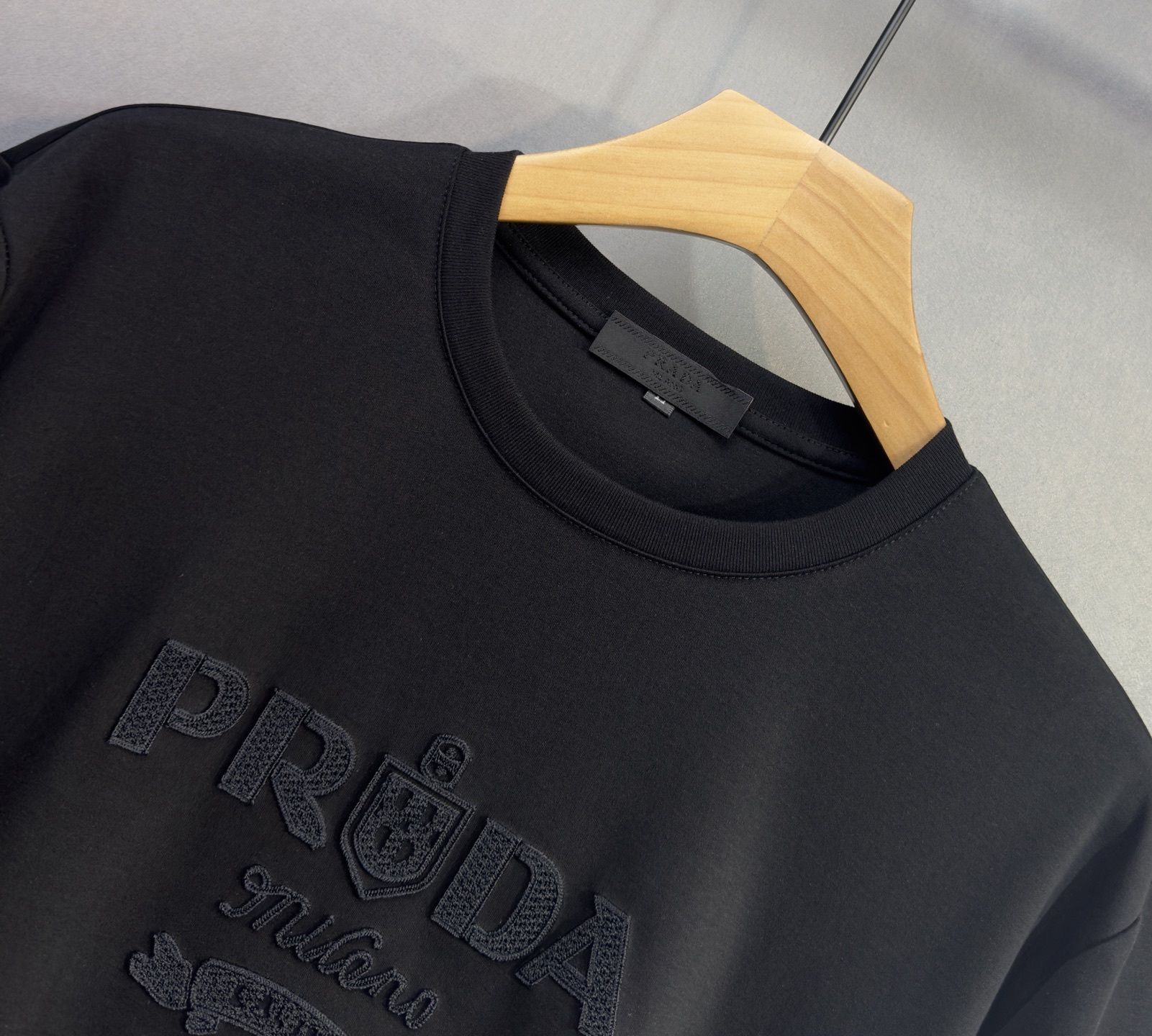 🔥🔥PRADA 普拉达 高端定制 2026早春独家专供新款原单短袖T恤 高端版本 采用天丝丝光棉面料 时