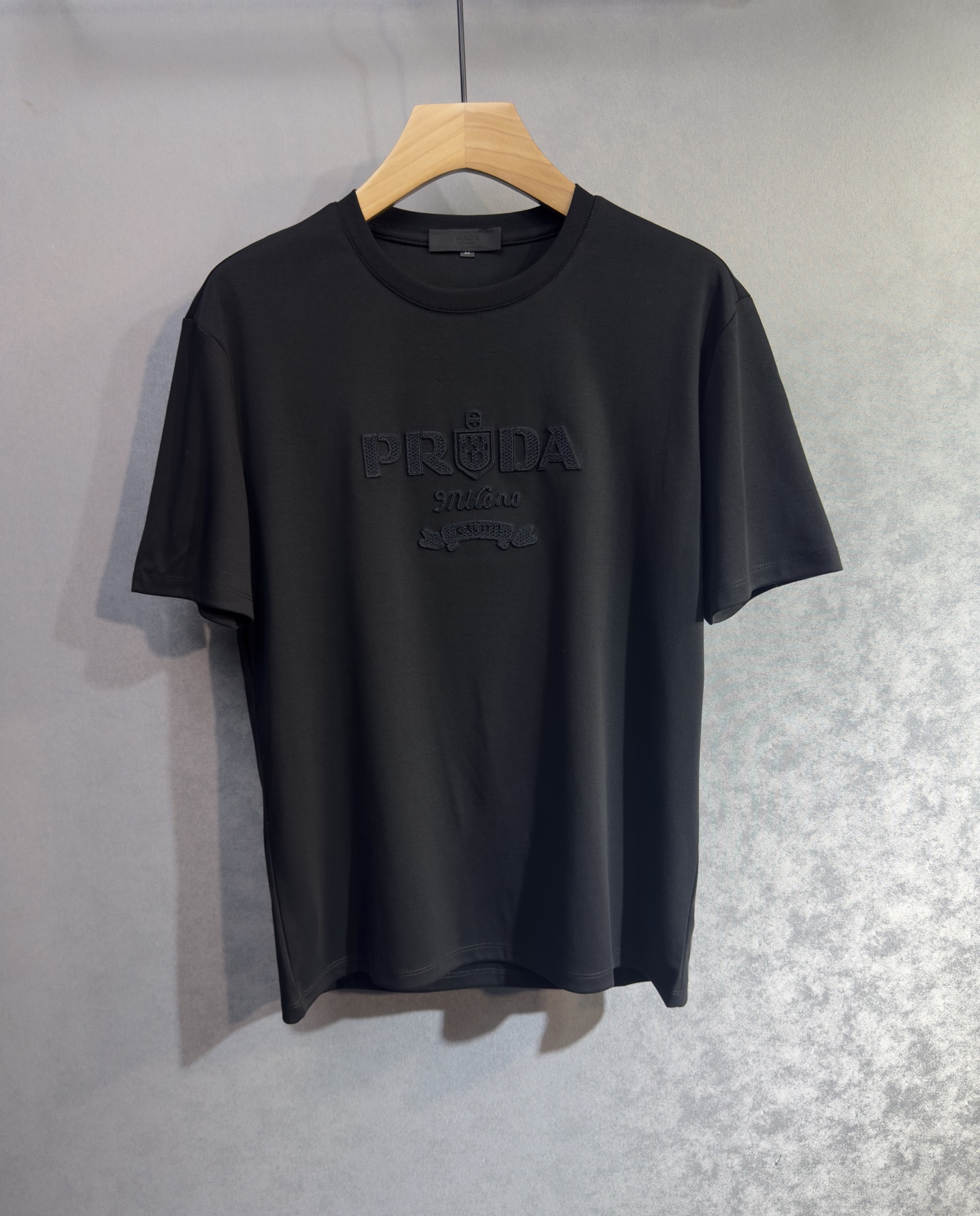 🔥🔥PRADA 普拉达 高端定制 2026早春独家专供新款原单短袖T恤 高端版本 采用天丝丝光棉面料 时