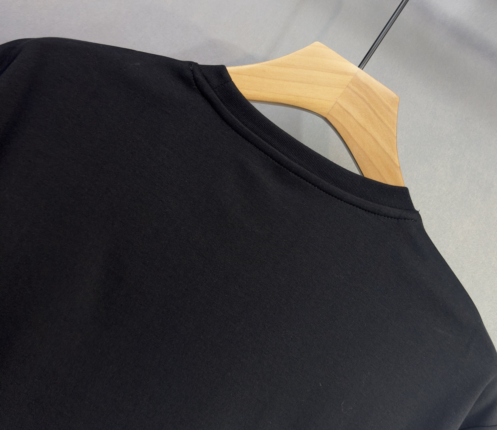 🔥🔥PRADA 普拉达 高端定制 2026早春独家专供新款原单短袖T恤 高端版本 采用天丝丝光棉面料 时