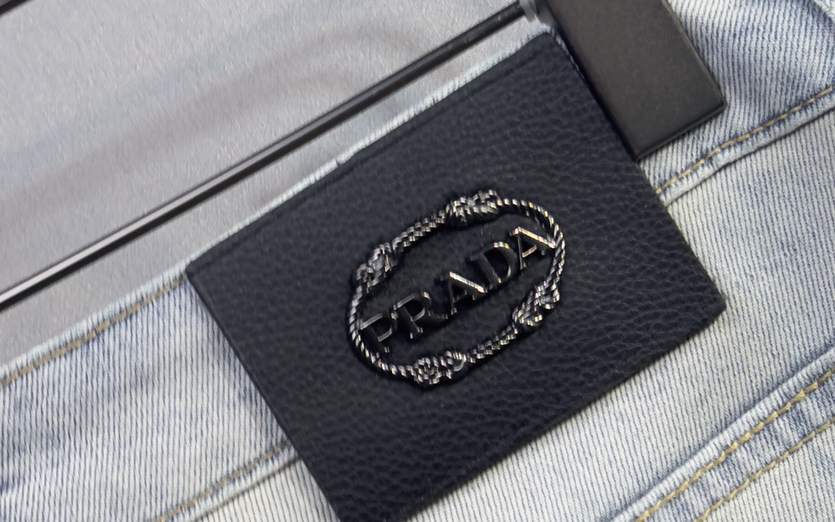 🔥PRADA 普拉达 26年新款牛仔裤🔥专柜热销款 品味与价值共享 身穿着非常舒适 低调不失奢华 穿出去