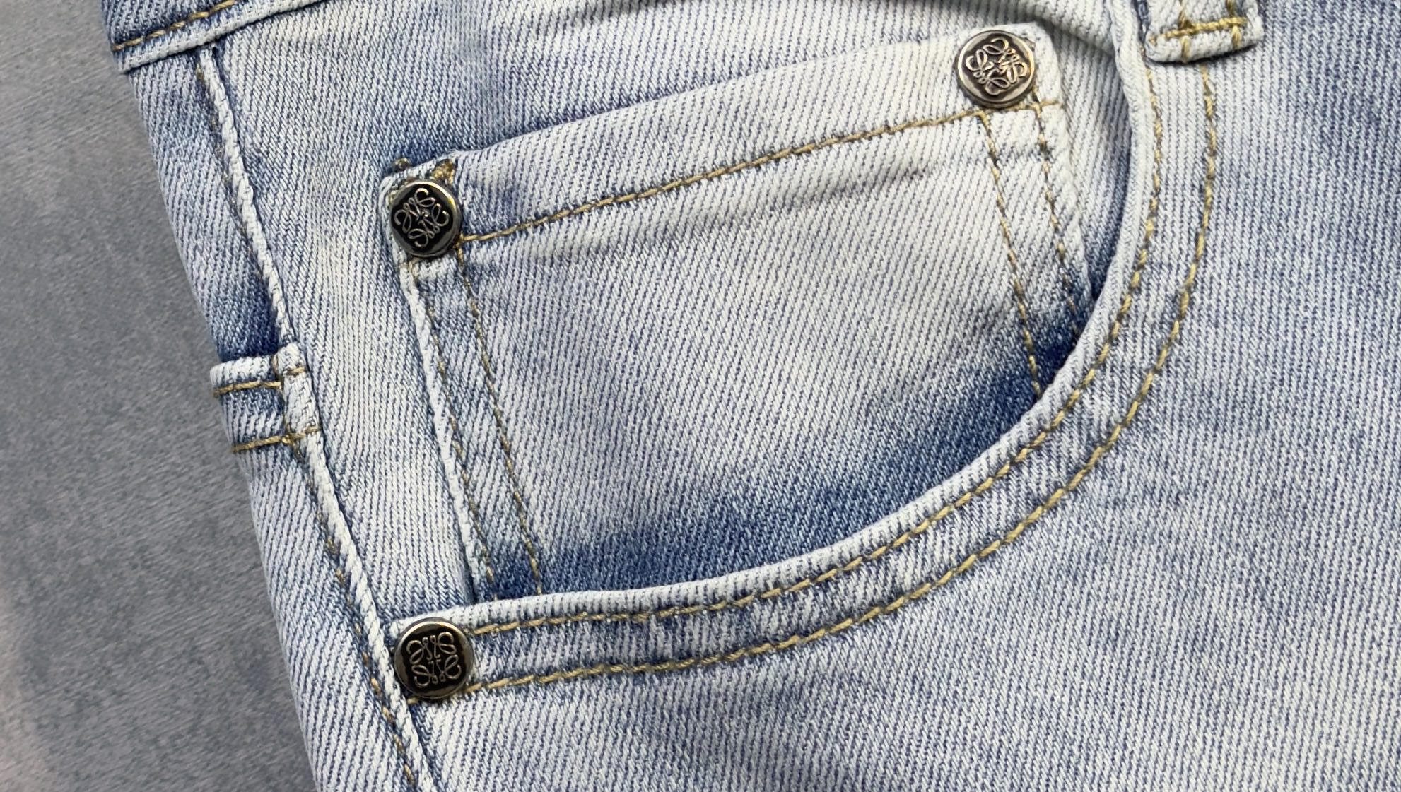🔥LOEWE 罗意威 26年新款牛仔裤🔥专柜热销款 品味与价值共享 身穿着非常舒适 低调不失奢华 穿出去