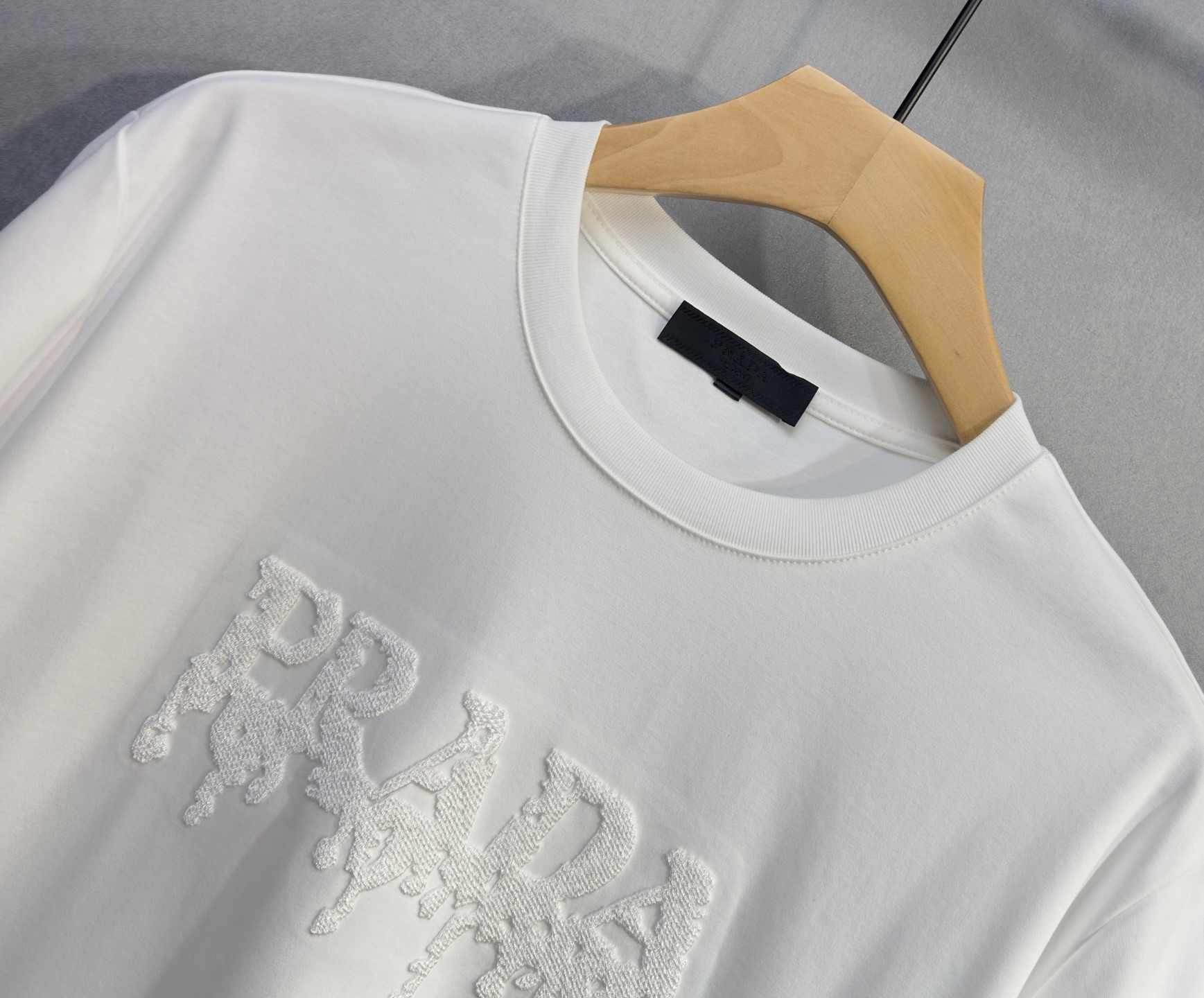 🔥PRADA 普拉达 26年新款春夏短袖 最高版本客供定制纯棉面料 舒适透气 简单时尚款，配色超级好看！