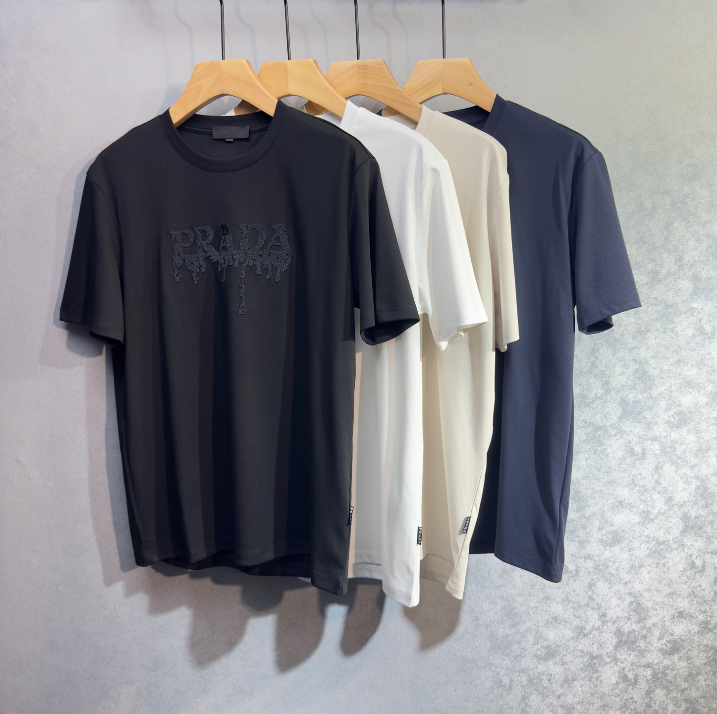🔥PRADA 普拉达 26年新款春夏短袖 最高版本客供定制纯棉面料 舒适透气 简单时尚款，配色超级好看！