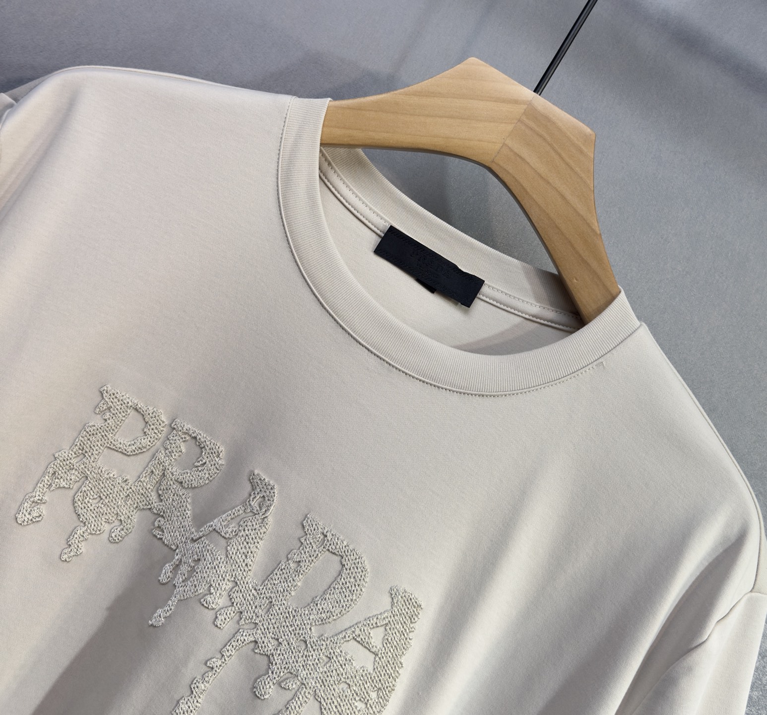 🔥PRADA 普拉达 26年新款春夏短袖 最高版本客供定制纯棉面料 舒适透气 简单时尚款，配色超级好看！