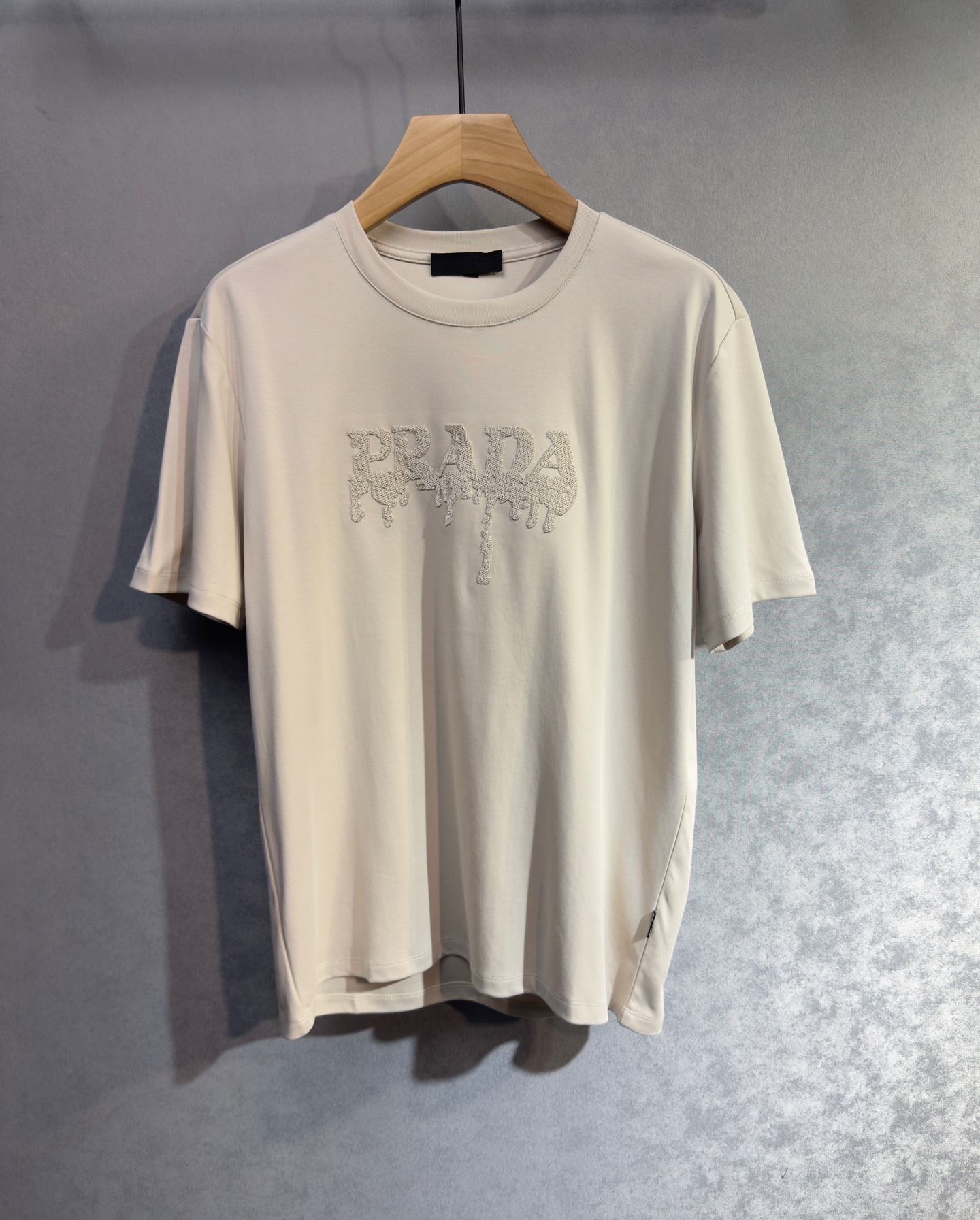 🔥PRADA 普拉达 26年新款春夏短袖 最高版本客供定制纯棉面料 舒适透气 简单时尚款，配色超级好看！