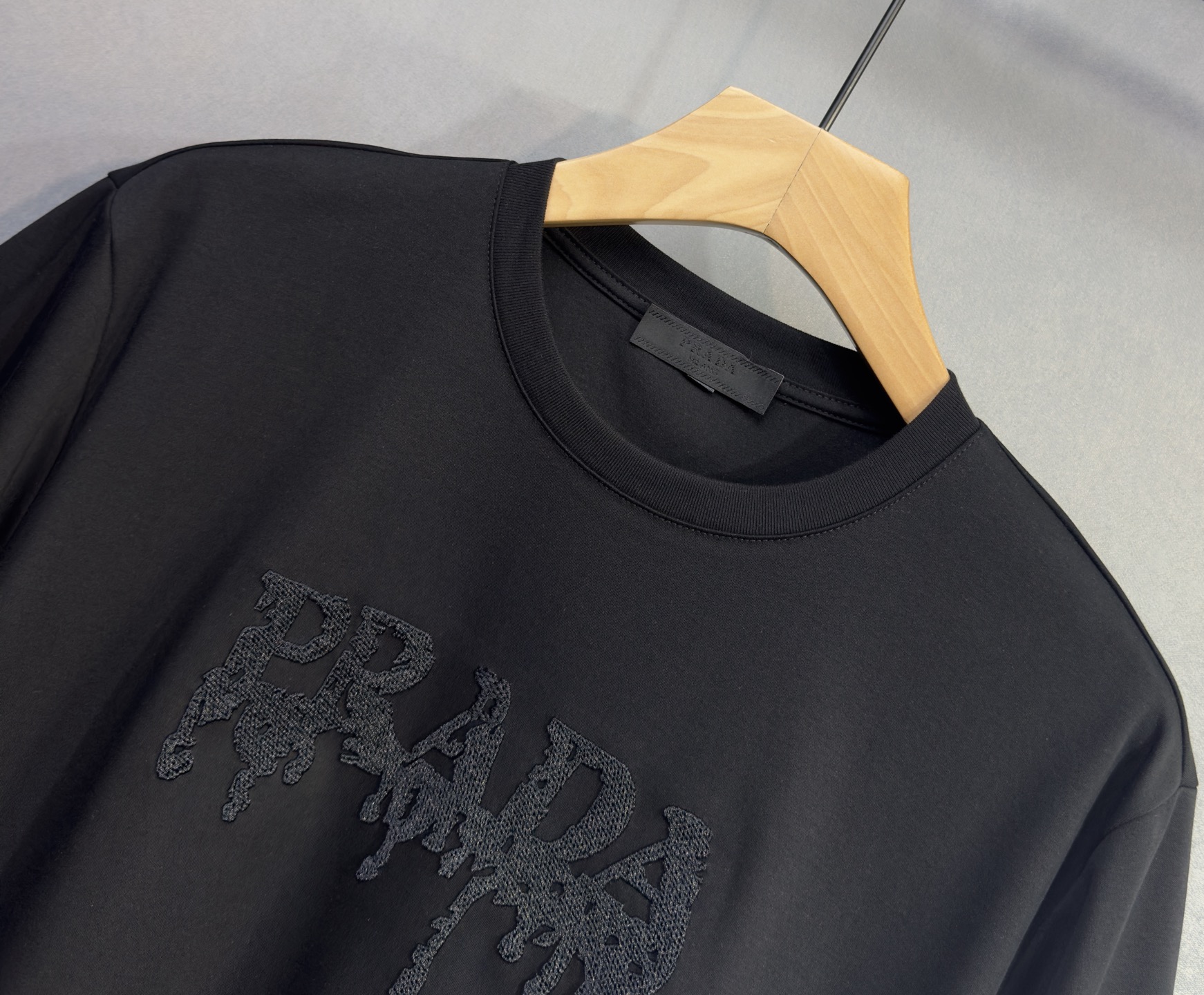 🔥PRADA 普拉达 26年新款春夏短袖 最高版本客供定制纯棉面料 舒适透气 简单时尚款，配色超级好看！