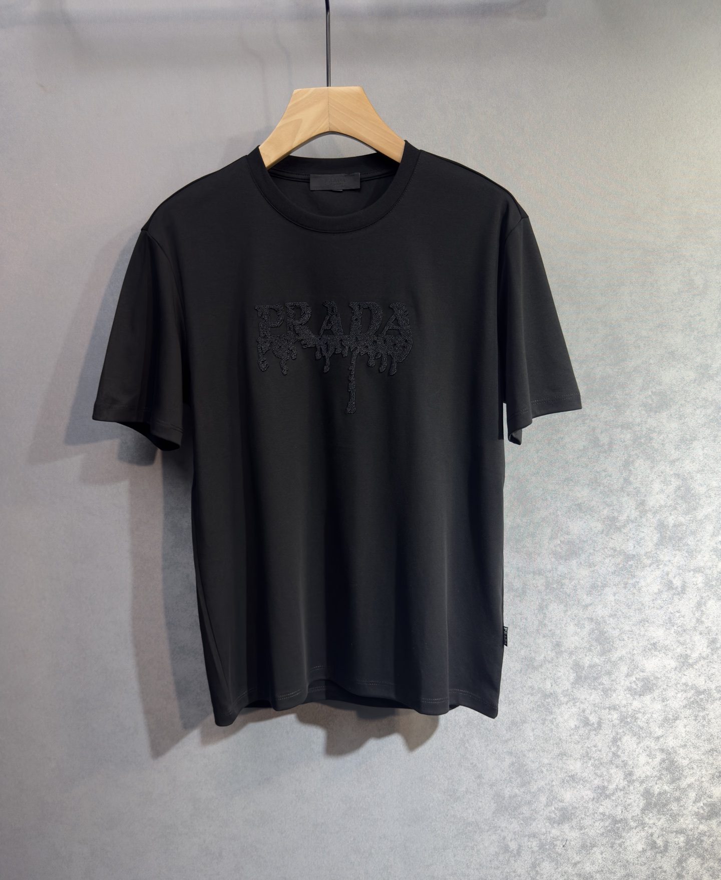🔥PRADA 普拉达 26年新款春夏短袖 最高版本客供定制纯棉面料 舒适透气 简单时尚款，配色超级好看！