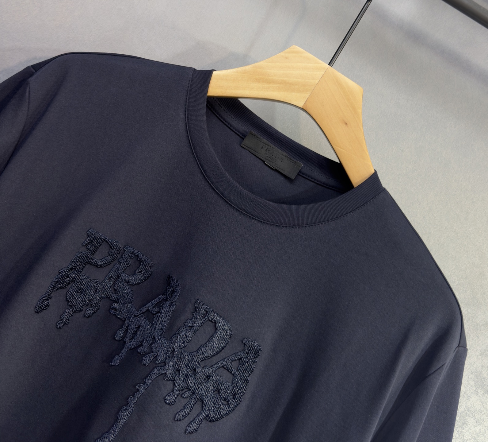 🔥PRADA 普拉达 26年新款春夏短袖 最高版本客供定制纯棉面料 舒适透气 简单时尚款，配色超级好看！