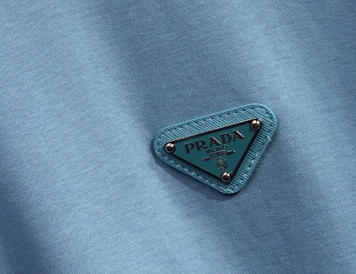 🔥PRADA 普拉达 26年新款春夏短袖 最高版本客供定制纯棉面料 舒适透气 简单时尚款，配色超级好看！