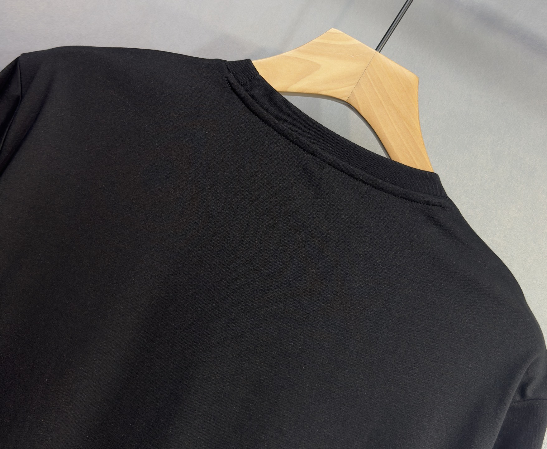 🔥PRADA 普拉达 26年新款春夏短袖 最高版本客供定制纯棉面料 舒适透气 简单时尚款，配色超级好看！