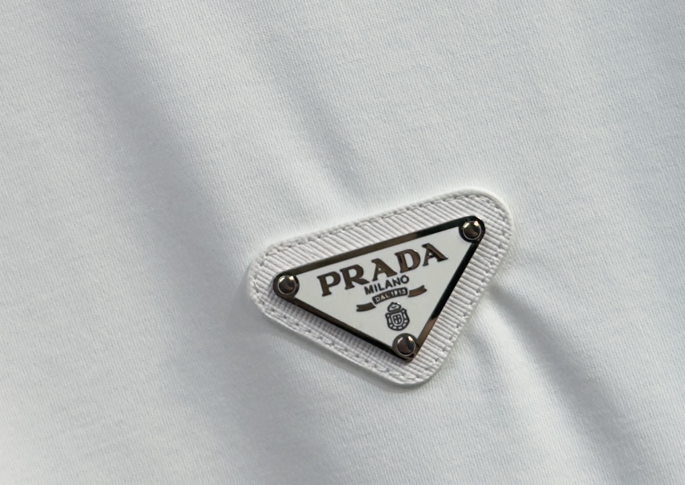 🔥PRADA 普拉达 26年新款春夏短袖 最高版本客供定制纯棉面料 舒适透气 简单时尚款，配色超级好看！