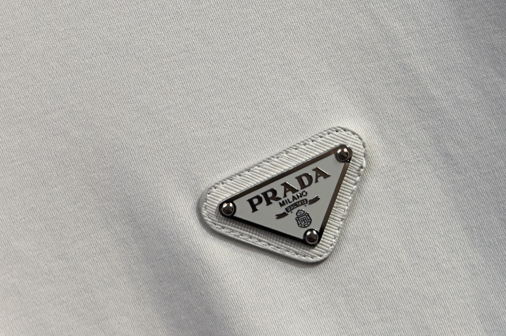🔥PRADA 普拉达 26年新款春夏短袖 最高版本客供定制纯棉面料 舒适透气 简单时尚款，配色超级好看！