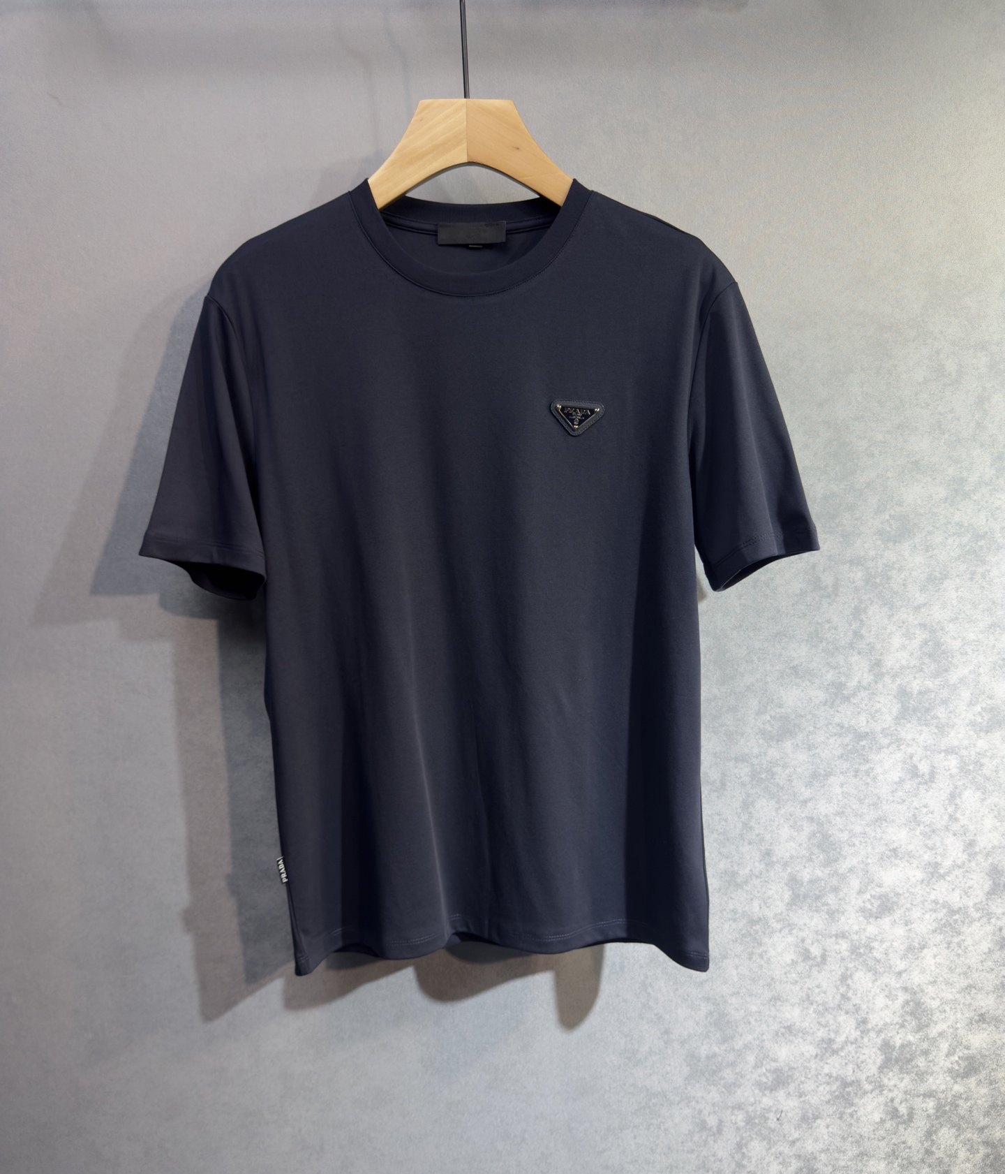 🔥PRADA 普拉达 26年新款春夏短袖 最高版本客供定制纯棉面料 舒适透气 简单时尚款，配色超级好看！