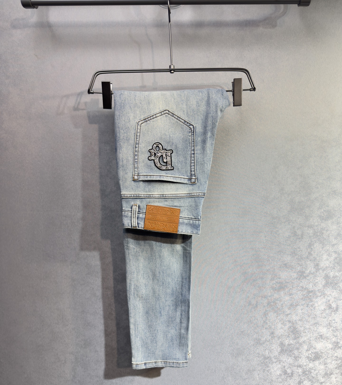 NO:871965,DIOR Dior's 26-year new jeans counter is a hot-selling model. It shares taste and value. It is very comfortable to wear. It is low-key yet luxurious. It is very classy when worn. The style and cut of the pants are needless to say. The upper body is exquisite and vivid. Really first-class and top-quality materials. Really palace-level casual pants, using Turkish cotton A33 to produce the most famous denim. The quality is outstanding. After heavy washing, the pants are very soft. The straight-leg version is not picky and the upper body is absolutely stylish.  Extremely luxurious!  Code number 29-38.,,dior,dior,jeans,19860909DIOR 迪奥 26年新款牛仔裤专柜热销款 品味与价值共享 身穿着非常舒适 低调不失奢华 穿出去非常有档次,裤型款式和裁剪亦无需多言 上身精致跃然.真正一等一顶级质料 真正殿堂级的休闲裤,选用土耳其的棉花 A33生产出最有名的单宁布 品质卓然 经过重水洗使得裤子很柔软 直脚的版型 不挑人 上身绝对的有型 极度奢华！码数29-38.,,dior,dior,jeans,,Men's clothing