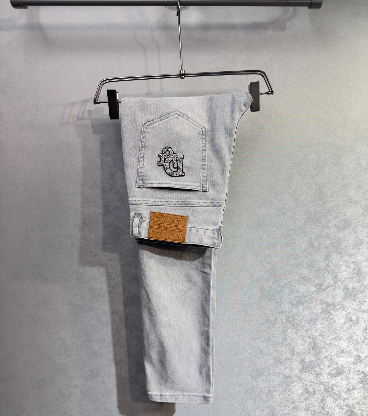 NO:906708,DIOR Dior's 26-year-old new jeans are stress-free when entering and leaving the store. Best-selling models in the counter. Taste and value are shared. Very comfortable to wear. Low-key yet luxurious. Very classy to wear. Needless to say the trousers style and cut. The upper body is exquisite and vivid. Really first-class and top-quality materials. Really palace-level casual pants, using Turkish cotton. The most famous denim fabric is produced. The quality is outstanding. After heavy washing, the pants are very soft. A33 straight-leg version.  Not picky, the upper body is absolutely stylish and extremely luxurious!  Sizes 29-38 no 37,,dior,dior,jeans,19860909DIOR 迪奥 26年新品牛仔裤出入专卖店无压力 专柜热销款 品味与价值共享 身穿着非常舒适 低调不失奢华 穿出去非常有档次,裤型款式和裁剪亦无需多言 上身精致跃然.真正一等一顶级质料 真正殿堂级的休闲裤,选用土耳其的棉花 生产出最有名的单宁布 品质卓然 经过重水洗使得裤子很柔软 A33 直脚的版型 不挑人 上身绝对的有型 极度奢华！尺码29-38无37,,dior,dior,jeans,,Men's clothing