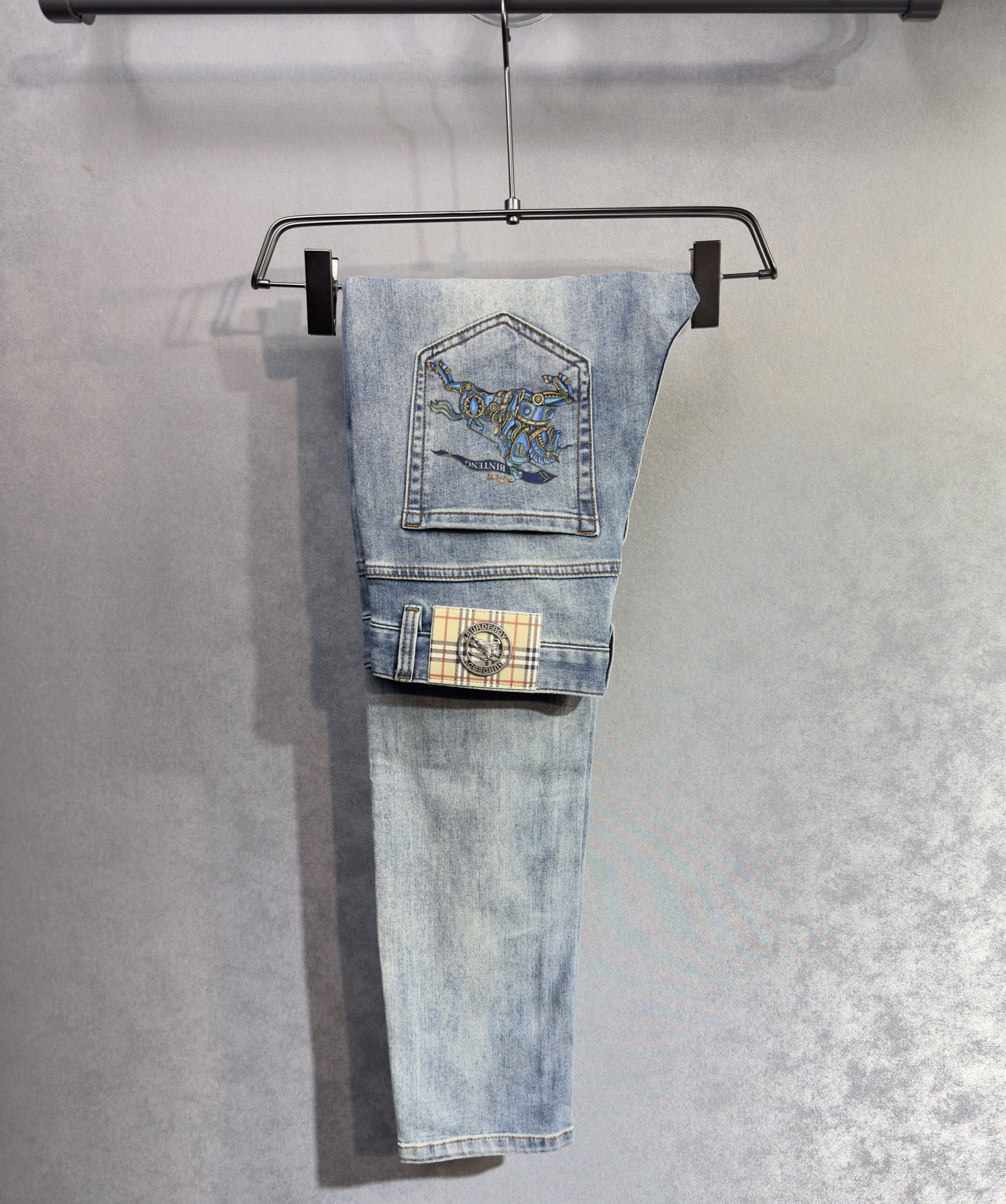NO:871930,BURBERRY's 26-year new jeans counter is a hot-selling model. It shares taste and value. It is very comfortable to wear. It is low-key yet luxurious. It is very classy when worn. The style and cut of the trousers are needless to say. The upper body is exquisite and vivid. Really first-class and top-quality materials. Really palace-level casual pants, using Turkish cotton. A33 produces the most famous denim. The quality is outstanding. After heavy washing, the pants are very soft. The straight-leg version is not picky.  The upper body is absolutely stylish and extremely luxurious!  Code number 29-38. No 37 popular models,,burberry,burberry,jeans,19860909BURBERRY 巴宝莉 26年新款牛仔裤专柜热销款 品味与价值共享 身穿着非常舒适 低调不失奢华 穿出去非常有档次,裤型款式和裁剪亦无需多言 上身精致跃然.真正一等一顶级质料 真正殿堂级的休闲裤,选用土耳其的棉花 A33生产出最有名的单宁布 品质卓然 经过重水洗使得裤子很柔软 直脚的版型 不挑人 上身绝对的有型 极度奢华！码数29-38.无37爆款,,burberry,burberry,jeans,,Men's clothing