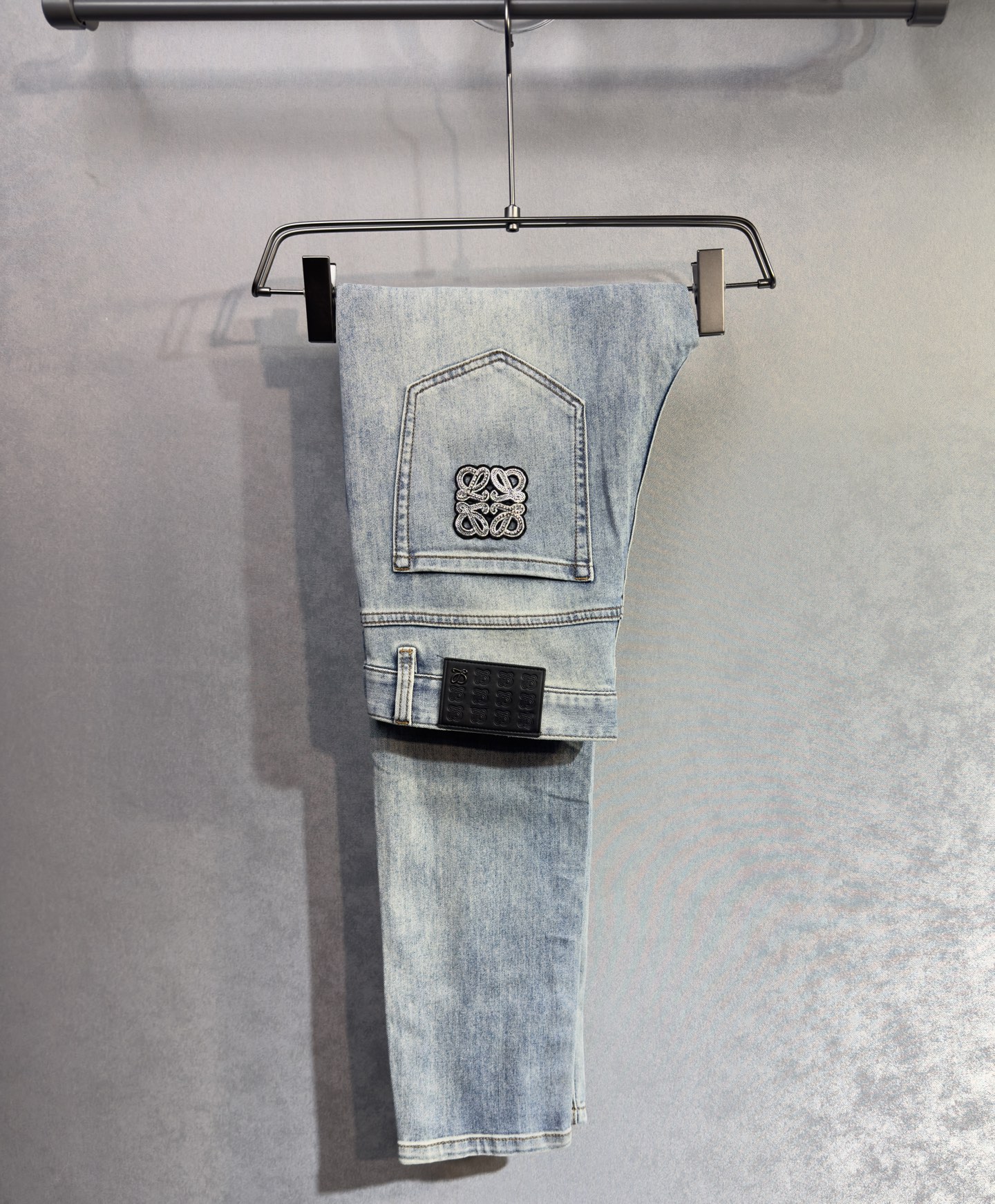 NO:906257,LOEWE's 26-year new jeans counter is a hot-selling model. It shares taste and value. It is very comfortable to wear. It is low-key yet luxurious. It is very classy when worn. The style and cut of the trousers are needless to say. The upper body is exquisite and vivid. Really first-class and top-quality materials. Really palace-level casual pants, using Turkish cotton A33 to produce the most famous denim. The quality is outstanding. After heavy washing, the trousers are very soft. The straight-leg version is not picky.  The upper body is absolutely stylish and extremely luxurious!  Code number 29-38.,,loewe,loewe,jeans,19860909LOEWE 罗意威 26年新款牛仔裤专柜热销款 品味与价值共享 身穿着非常舒适 低调不失奢华 穿出去非常有档次,裤型款式和裁剪亦无需多言 上身精致跃然.真正一等一顶级质料 真正殿堂级的休闲裤,选用土耳其的棉花 A33生产出最有名的单宁布 品质卓然 经过重水洗使得裤子很柔软 直脚的版型 不挑人 上身绝对的有型 极度奢华！码数29-38.,,loewe,loewe,jeans,,Men's clothing