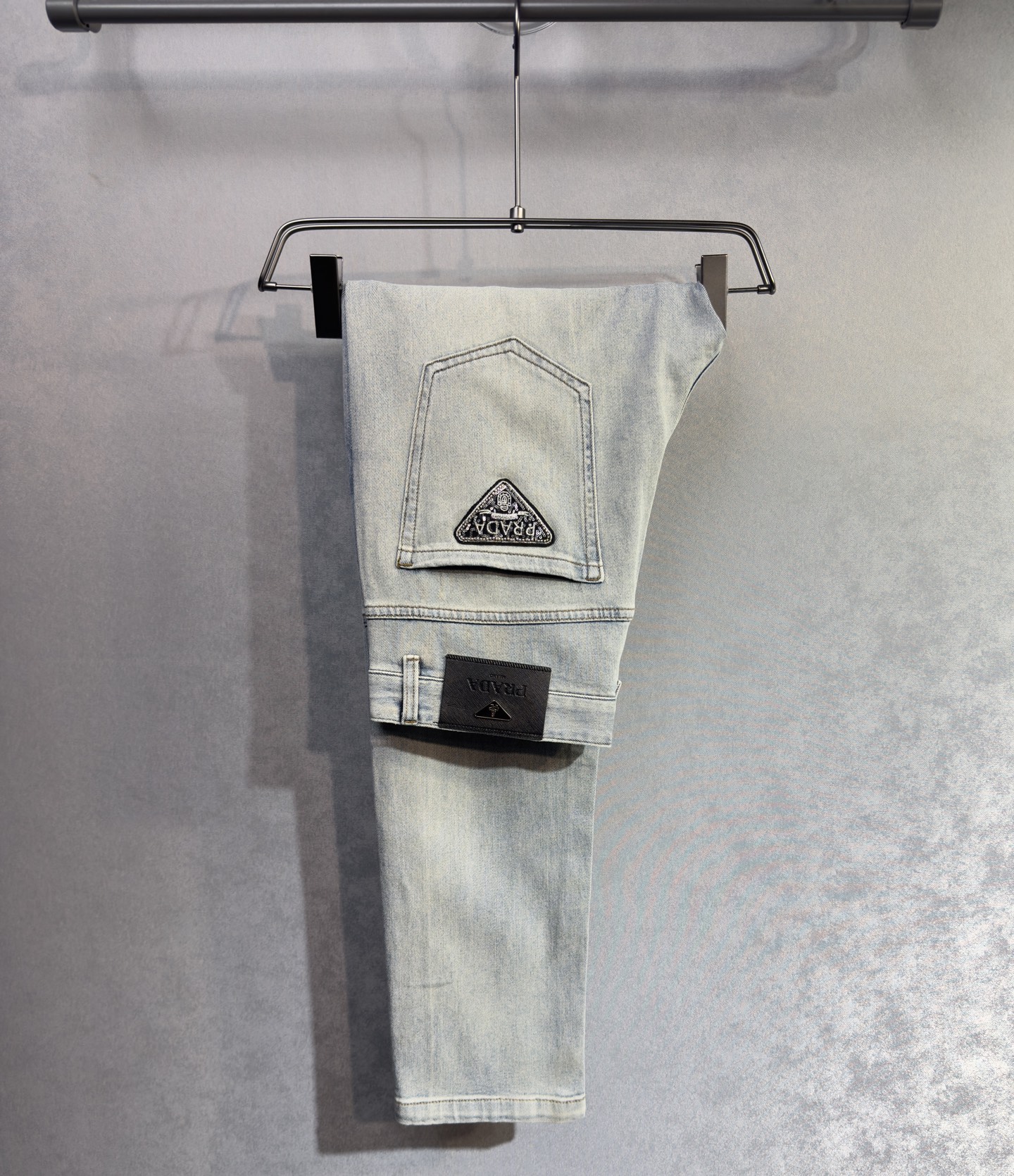 NO:865346,PRADA's 26-year-old new jeans counter is a hot-selling model. It shares taste and value. It is very comfortable to wear. It is low-key yet luxurious. It is very classy when worn. The style and cut of the trousers are needless to say. The upper body is exquisite and vivid. Really first-class and top-quality materials. Really palace-level casual pants, using Turkish cotton. A33 produces the most famous denim of outstanding quality. After heavy washing, the pants are very soft. The straight-leg version is not picky. The upper body is absolutely stylish.  Extremely luxurious!  Code number 29-38.No 37,,prada,prada,jeans,19860909PRADA 普拉达 26年新品牛仔裤专柜热销款 品味与价值共享 身穿着非常舒适 低调不失奢华 穿出去非常有档次,裤型款式和裁剪亦无需多言 上身精致跃然.真正一等一顶级质料 真正殿堂级的休闲裤,选用土耳其的棉花 A33生产出最有名的单宁布品质卓然 经过重水洗使得裤子很柔软 直脚的版型 不挑人 上身绝对的有型 极度奢华！码数29-38.无37,,prada,prada,jeans,,Men's clothing