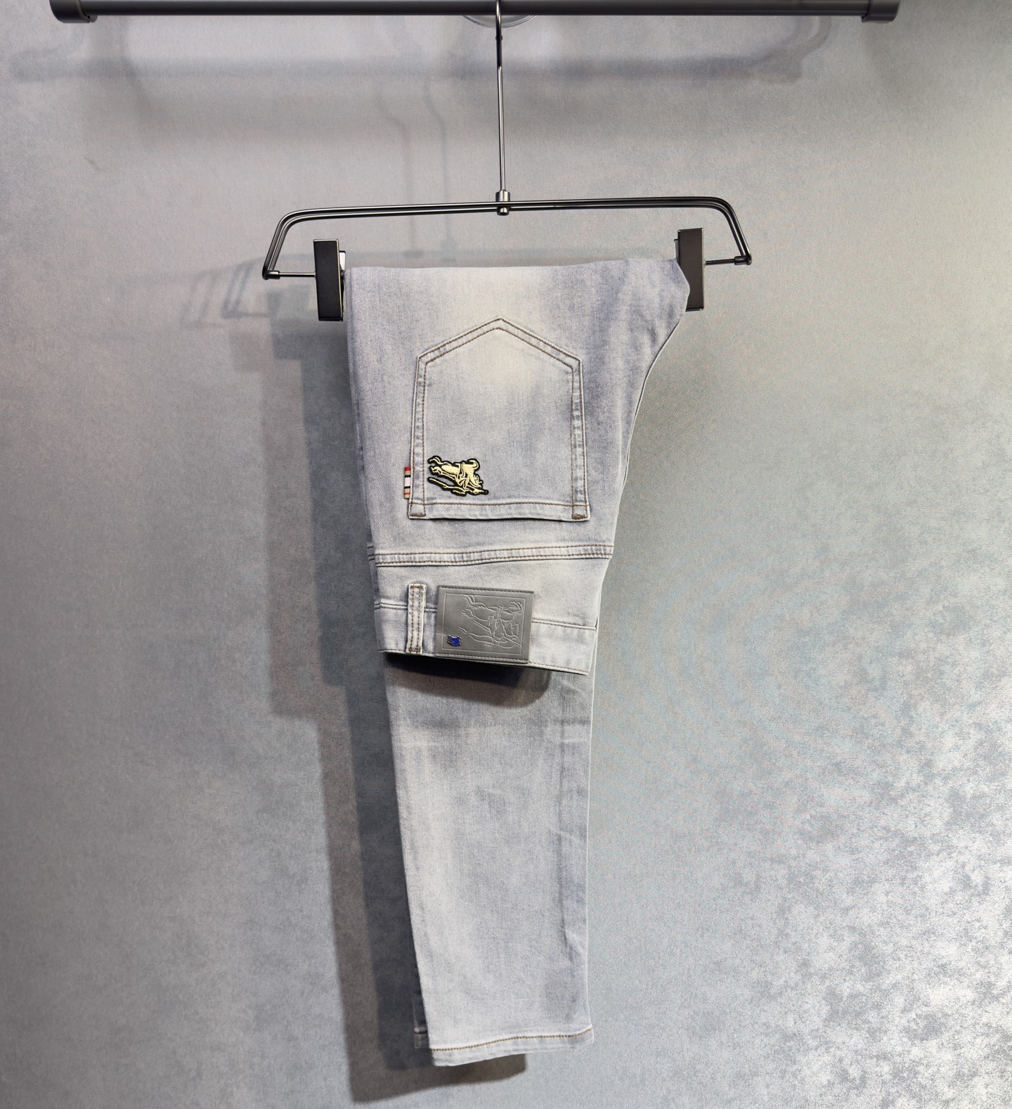 NO:871973,BURBERRY's 26-year new jeans counter is a hot-selling model. It shares taste and value. It is very comfortable to wear. It is low-key yet luxurious. It is very classy when worn. The style and cut of the trousers are needless to say. The upper body is exquisite and vivid. Really first-class and top-quality materials. Really palace-level casual pants, using Turkish cotton. A33 produces the most famous denim. The quality is outstanding. After heavy washing, the pants are very soft. The straight-leg version is not picky.  The upper body is absolutely stylish and extremely luxurious!  Code number 29-38. No 37 popular models,,burberry,burberry,jeans,19860909BURBERRY 巴宝莉 26年新款牛仔裤专柜热销款 品味与价值共享 身穿着非常舒适 低调不失奢华 穿出去非常有档次,裤型款式和裁剪亦无需多言 上身精致跃然.真正一等一顶级质料 真正殿堂级的休闲裤,选用土耳其的棉花 A33生产出最有名的单宁布 品质卓然 经过重水洗使得裤子很柔软 直脚的版型 不挑人 上身绝对的有型 极度奢华！码数29-38.无37爆款,,burberry,burberry,jeans,,Men's clothing